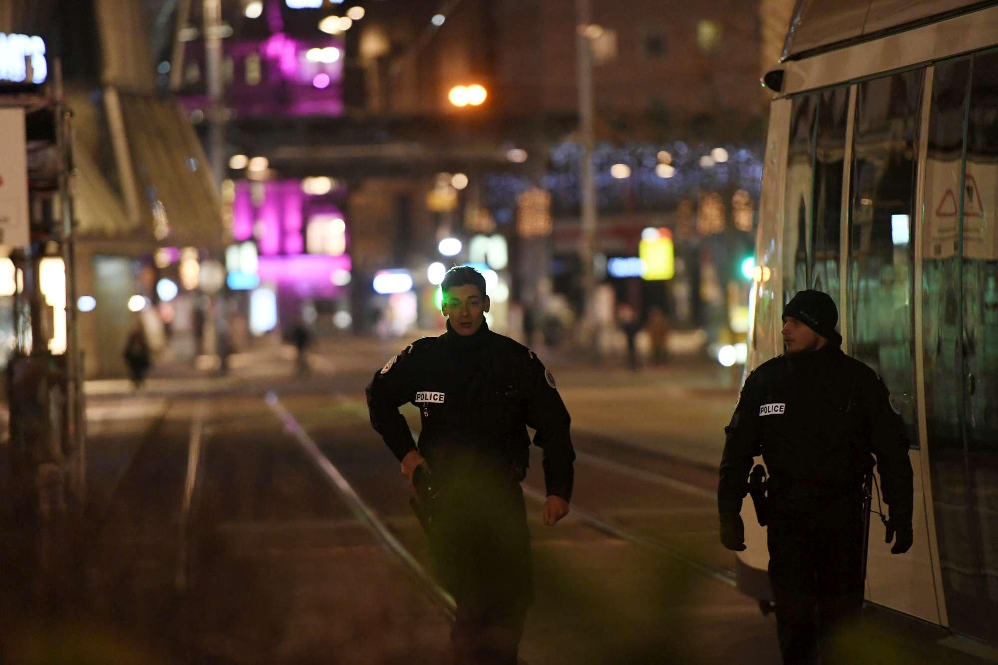 Spari al mercatino di Natale a Strasburgo: polizia ed esercito in azione