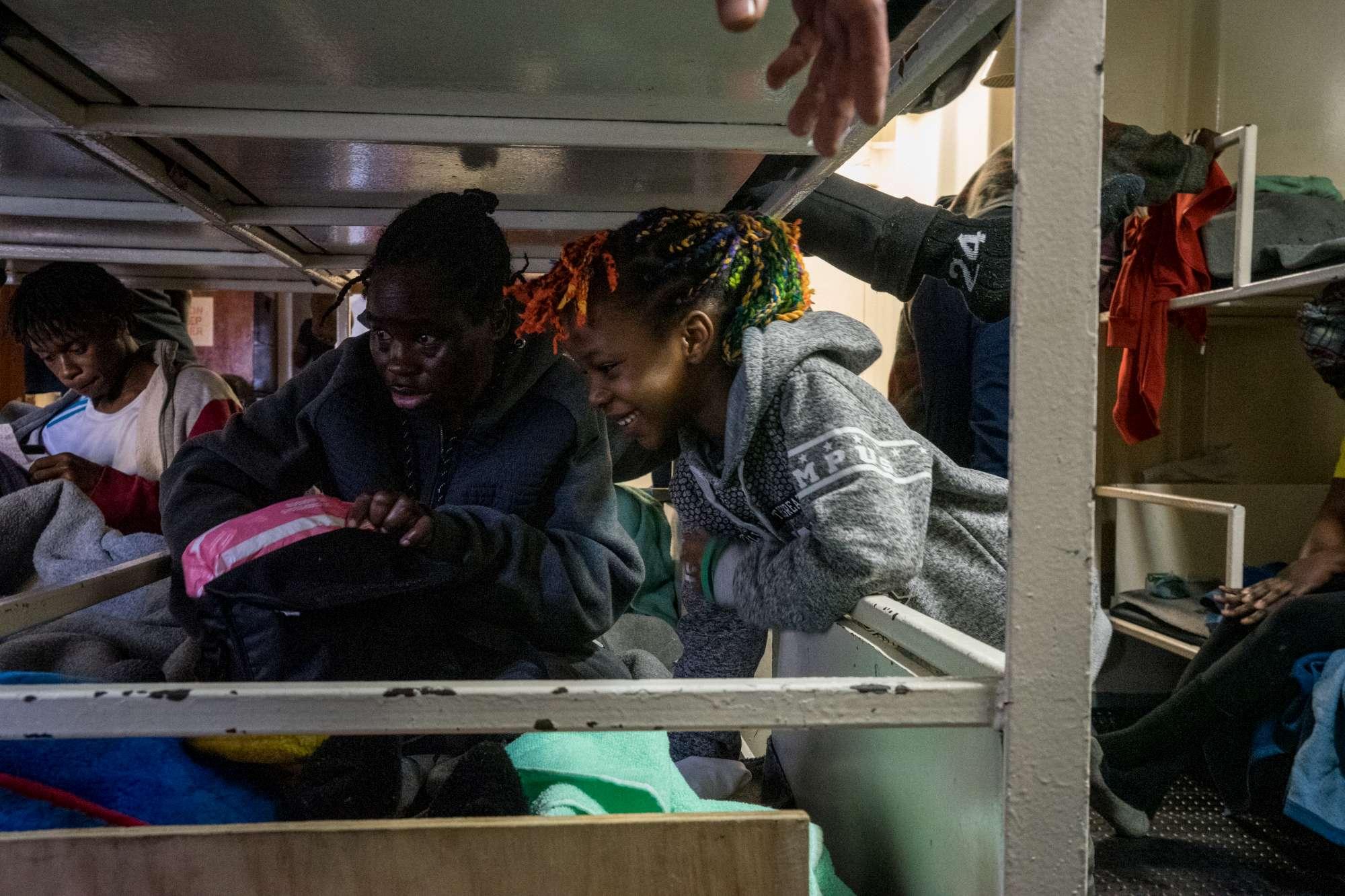 Le immagini dei migranti a bordo della Sea Watch