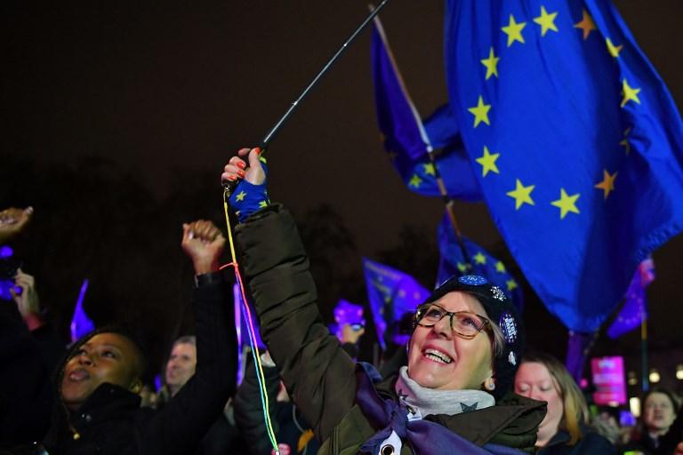 Brexit, la folla festeggia dopo il no all accordo