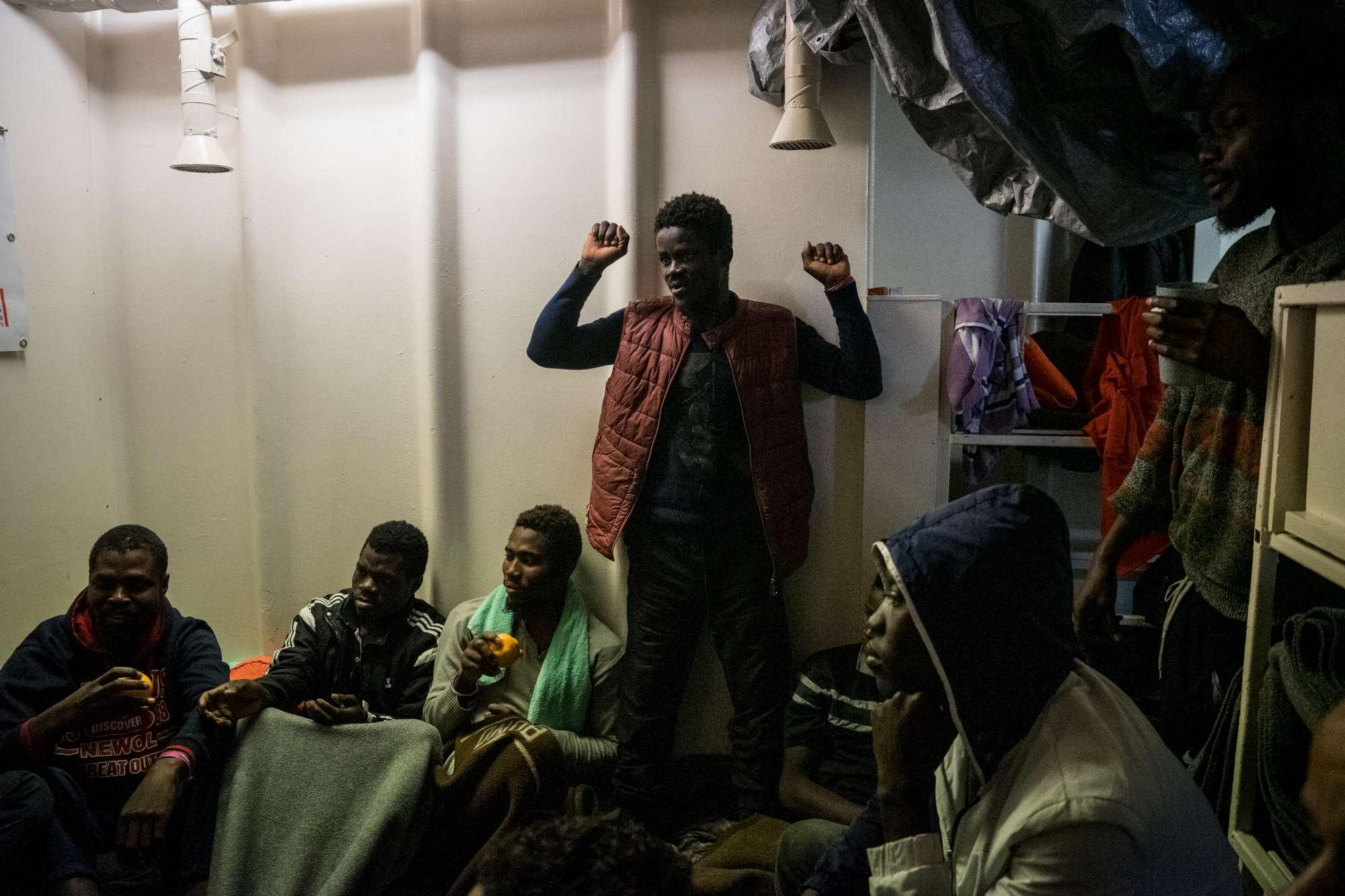 Le immagini dei migranti a bordo della Sea Watch