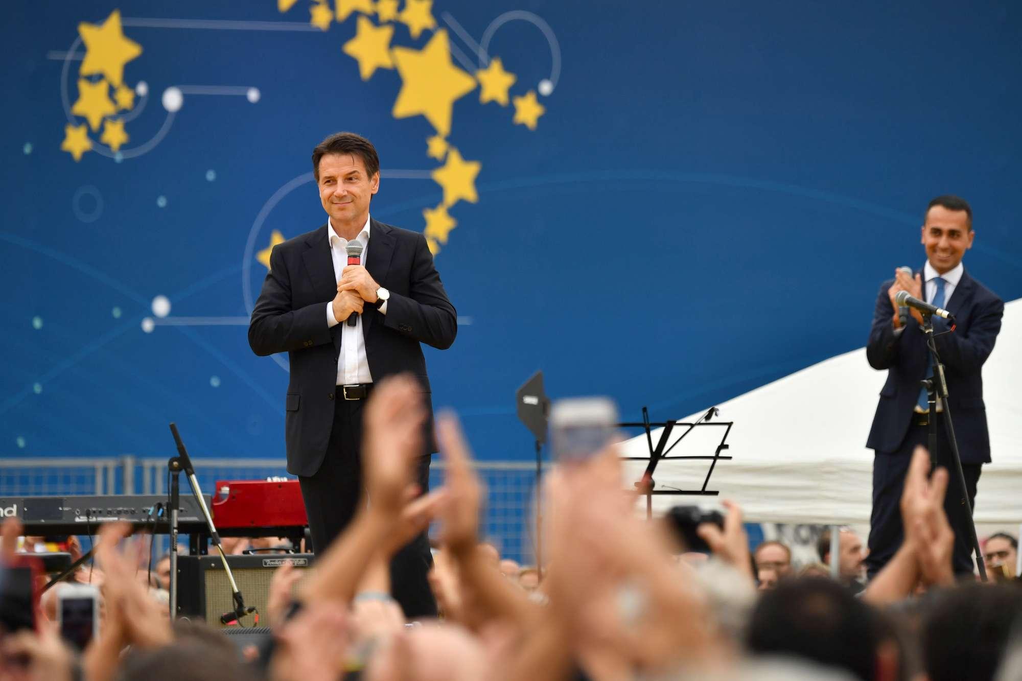 Italia 5 Stelle: sul palco Conte, Casaleggio e Grillo