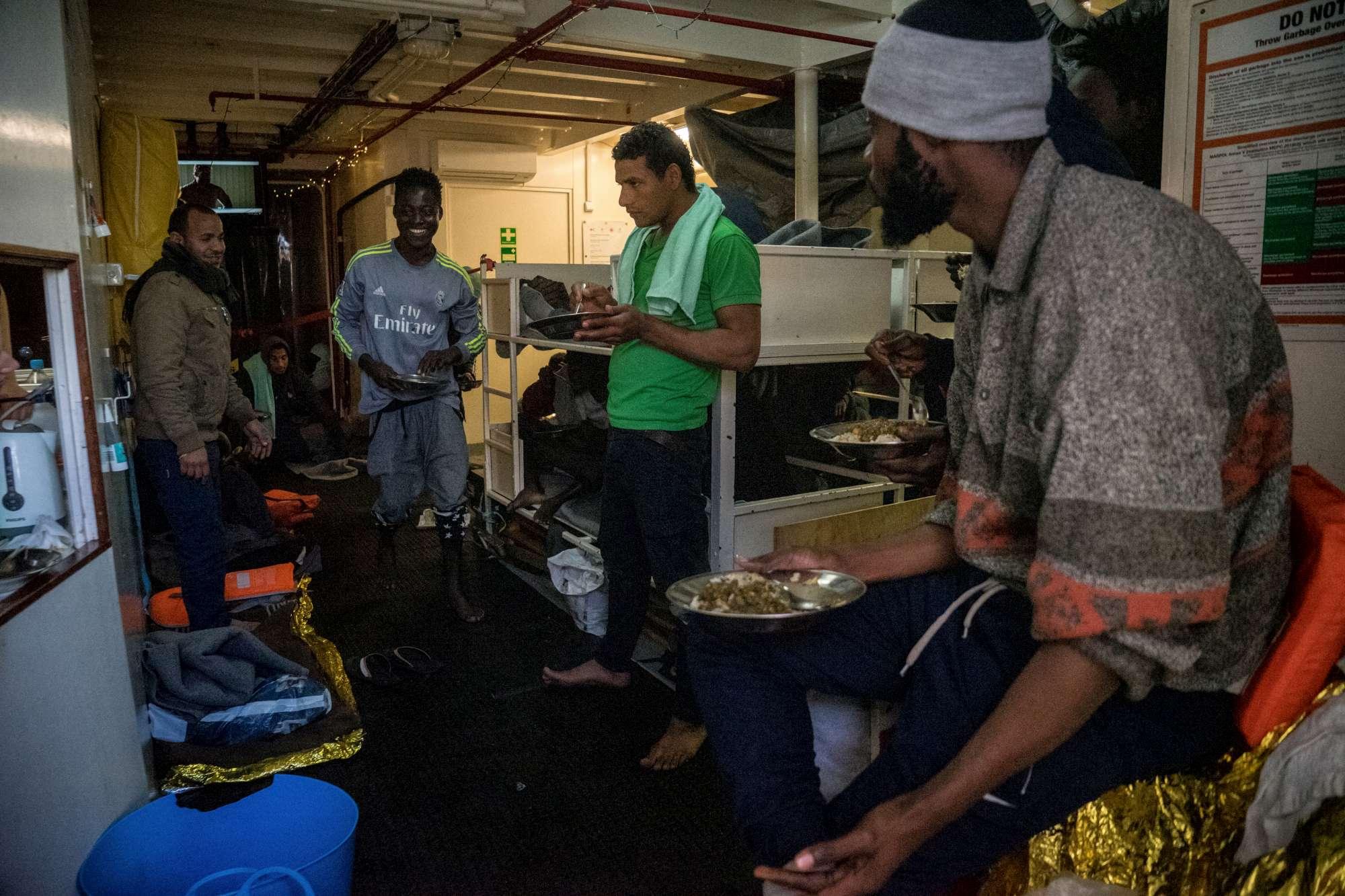 Le immagini dei migranti a bordo della Sea Watch