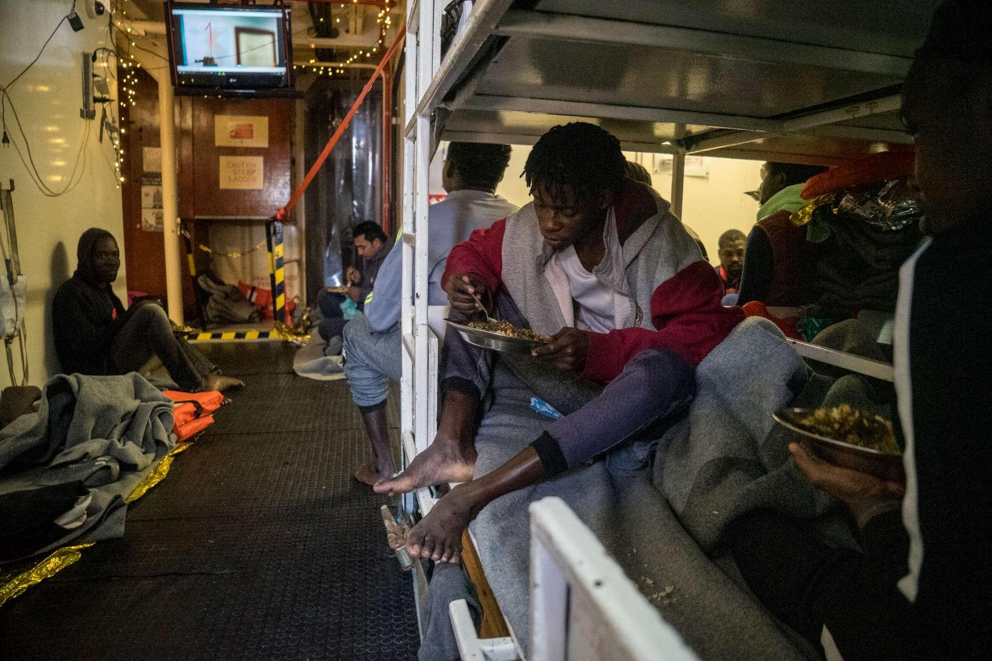 Le immagini dei migranti a bordo della Sea Watch
