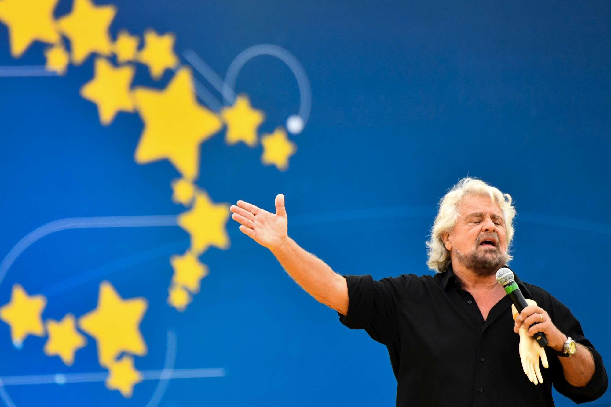 Italia 5 Stelle: sul palco Conte, Casaleggio e Grillo