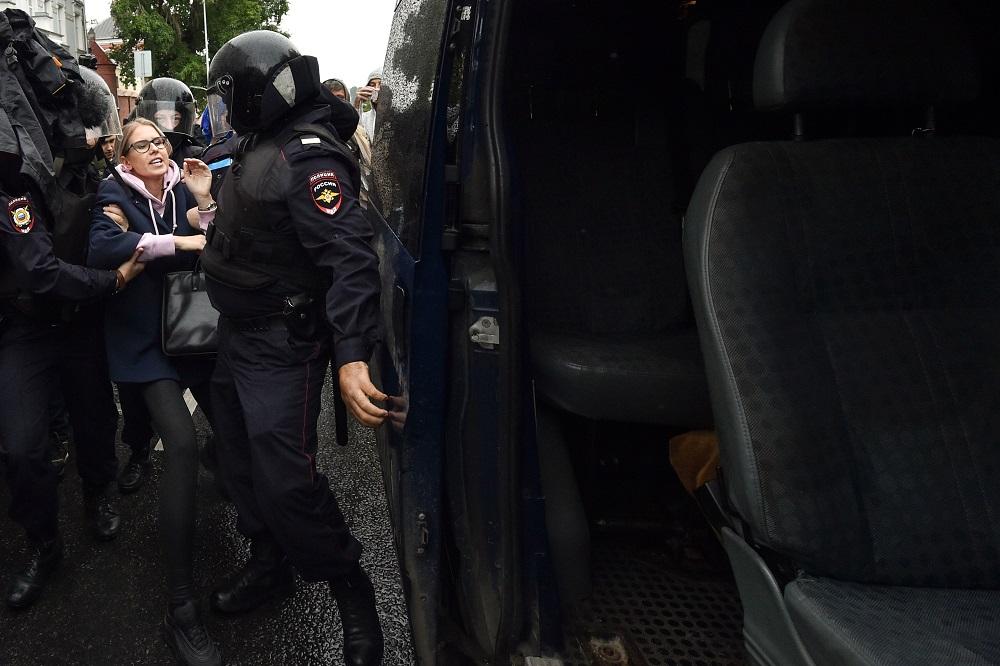 Manifestazione a Mosca, Lyubov Sobol fermata prima dell'inizio della protesta Manifestazione a Mosca, Lyubov Sobol fermata prima dell'inizio della protesta