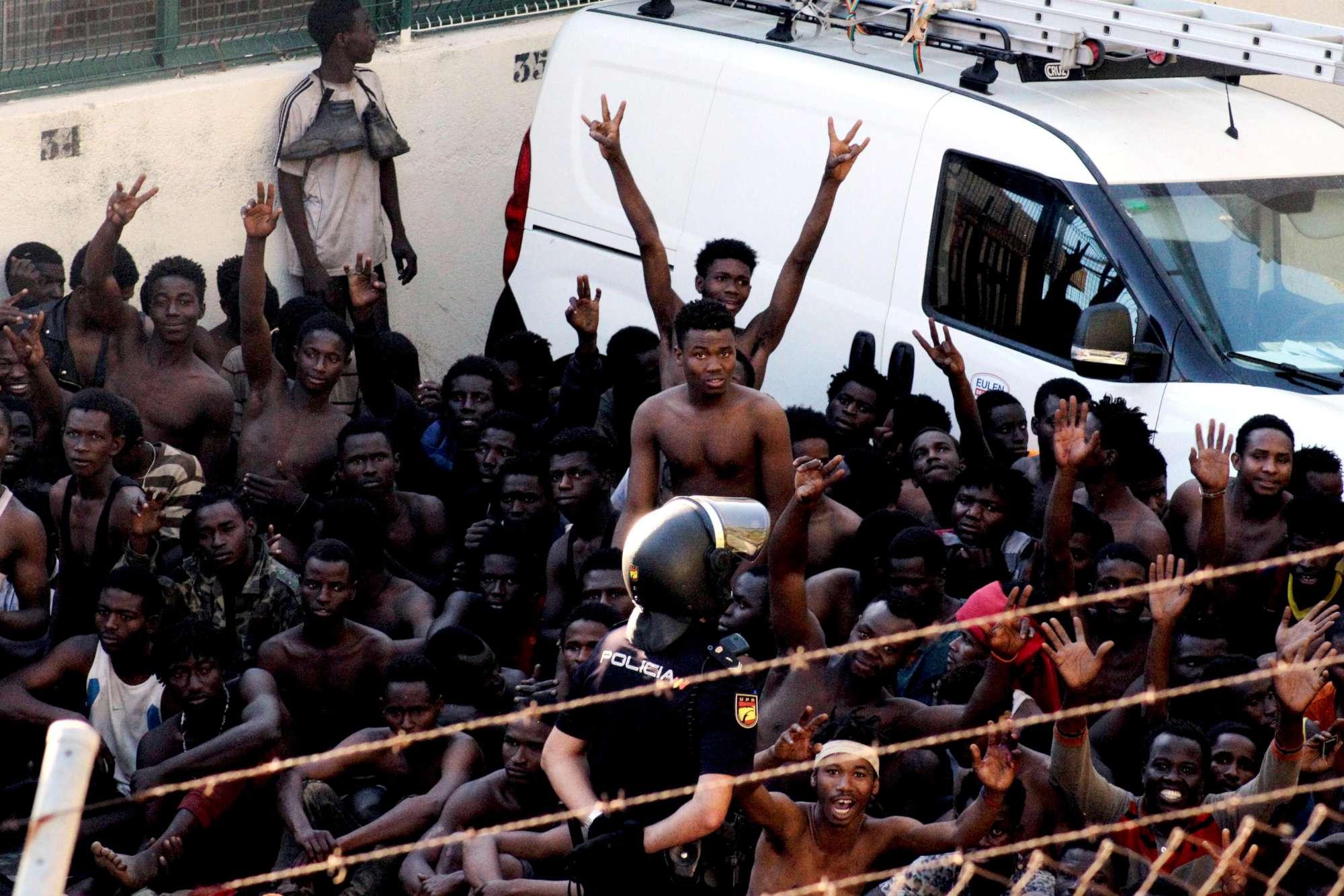 Migranti assaltano la barriera di Ceuta: oltre cento feriti