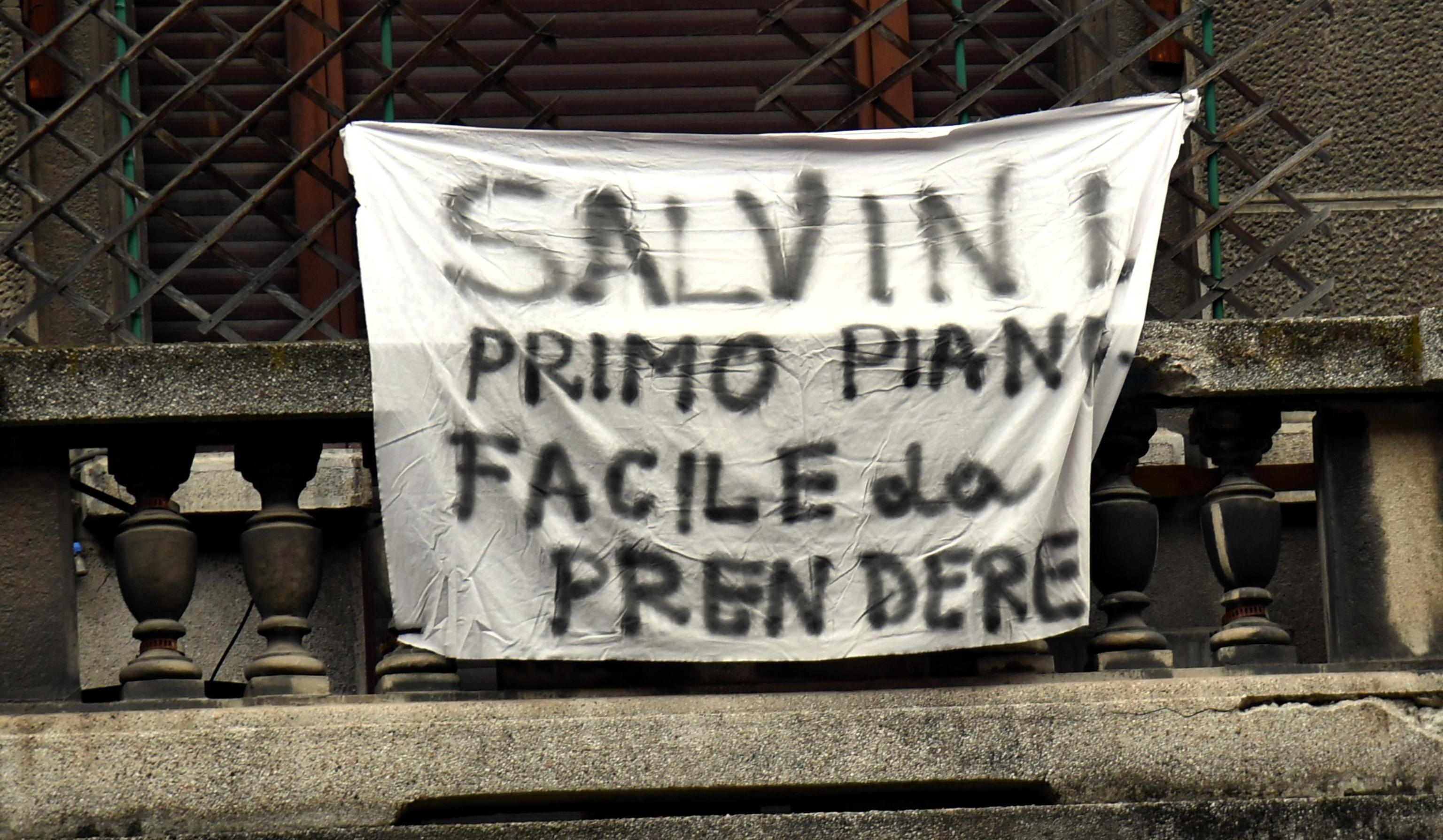 A Milano la protesta anti-Salvini monta sui balconi