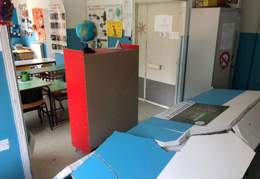 Crolla una parete in una scuola nel Napoletano: ferita una maestra incinta, contusi alcuni bimbi