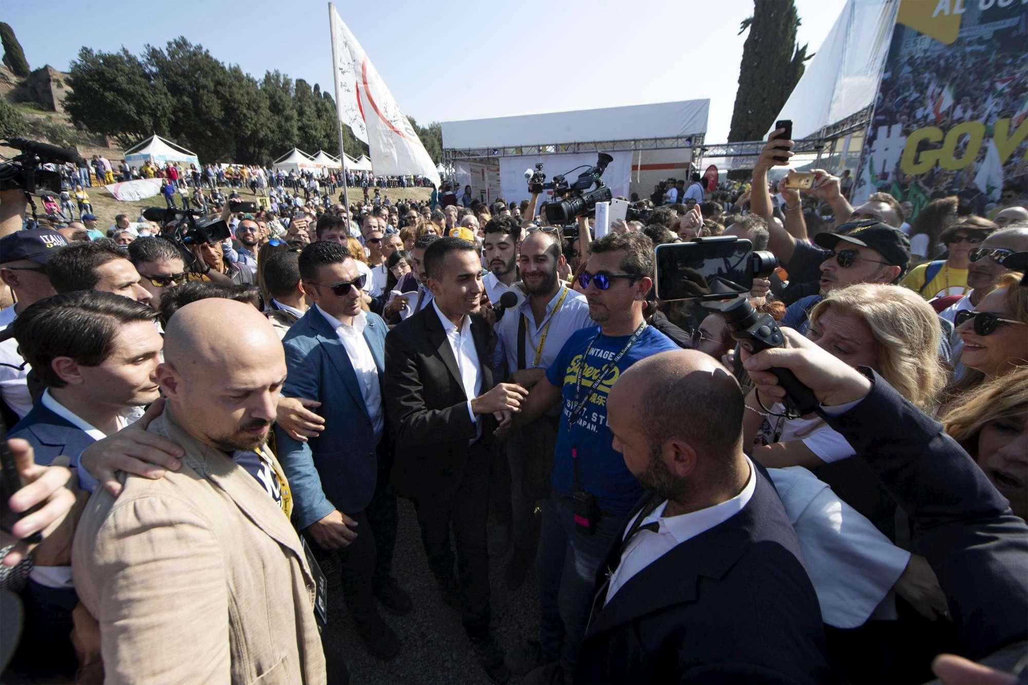 Italia 5 Stelle: sul palco Conte, Casaleggio e Grillo