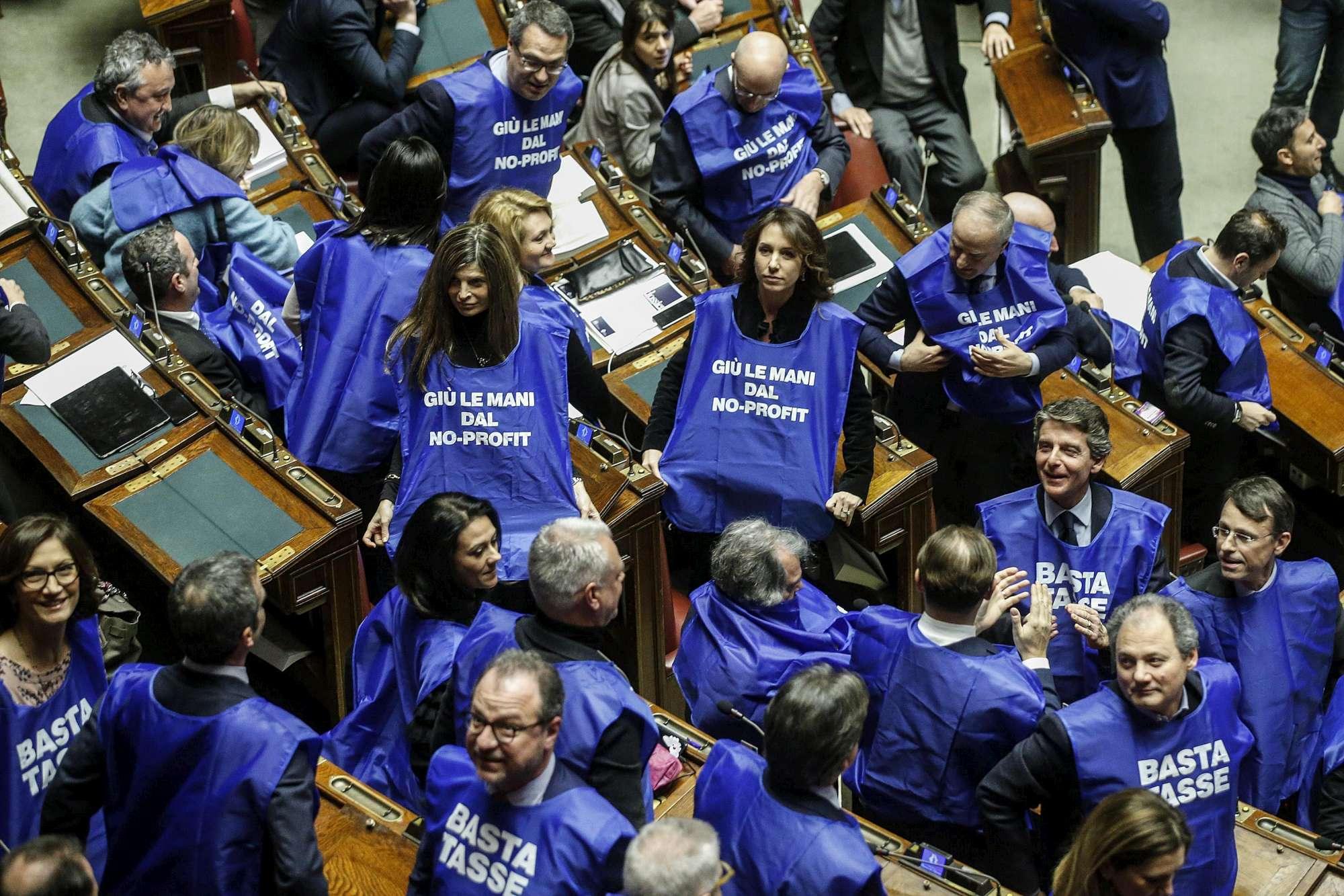 Manovra, protesta di Forza Italia alla Camera con gilet azzurri: Basta tasse