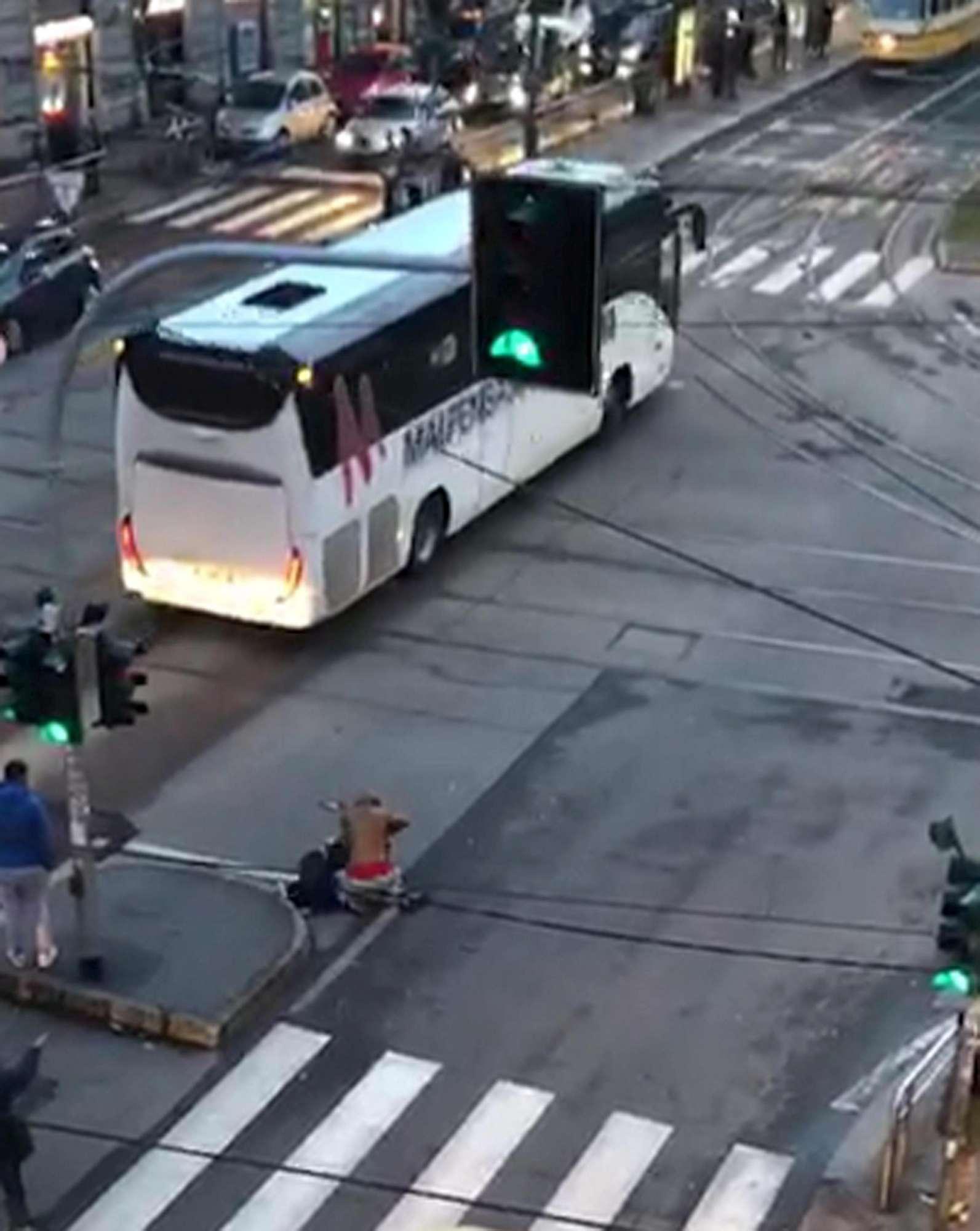 Milano, accoltellamento ripreso dai passanti
