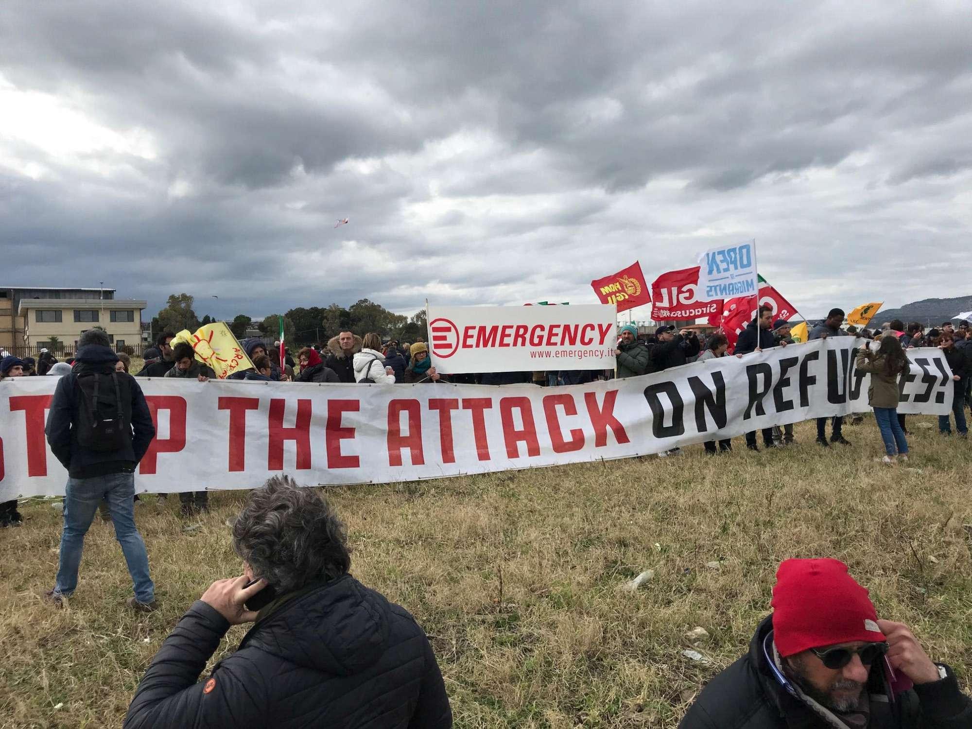 Siracusa si moblita per i migranti della Sea Watch