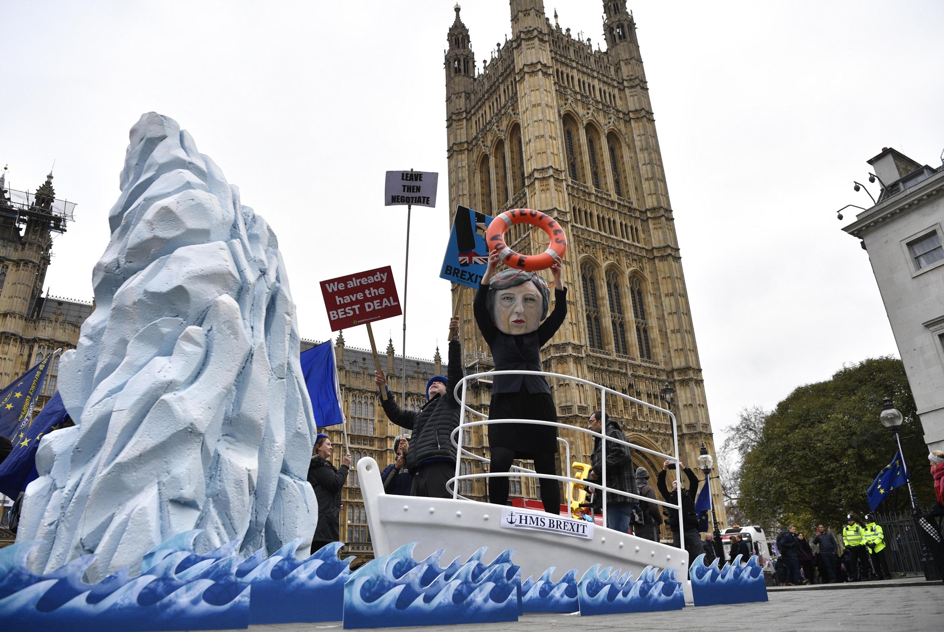 Brexit, la folla festeggia dopo il no all accordo