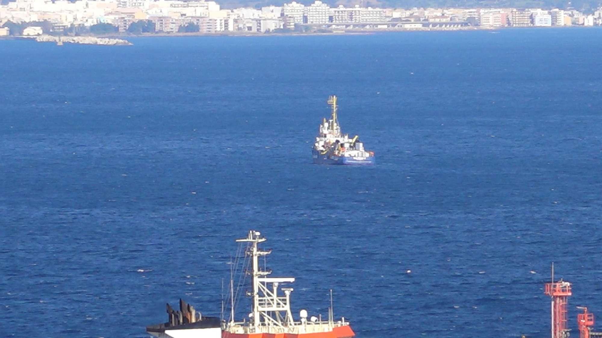 Siracusa si moblita per i migranti della Sea Watch