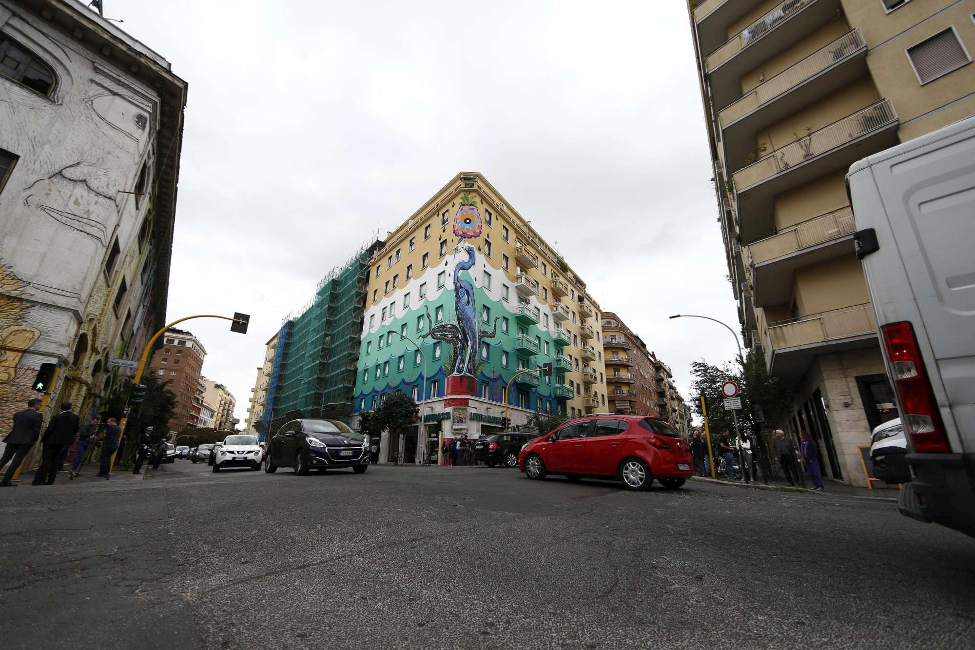 Hunting pollution: il murales green che purifica l'aria di Roma Hunting pollution: il murales green che purifica l'aria di Roma