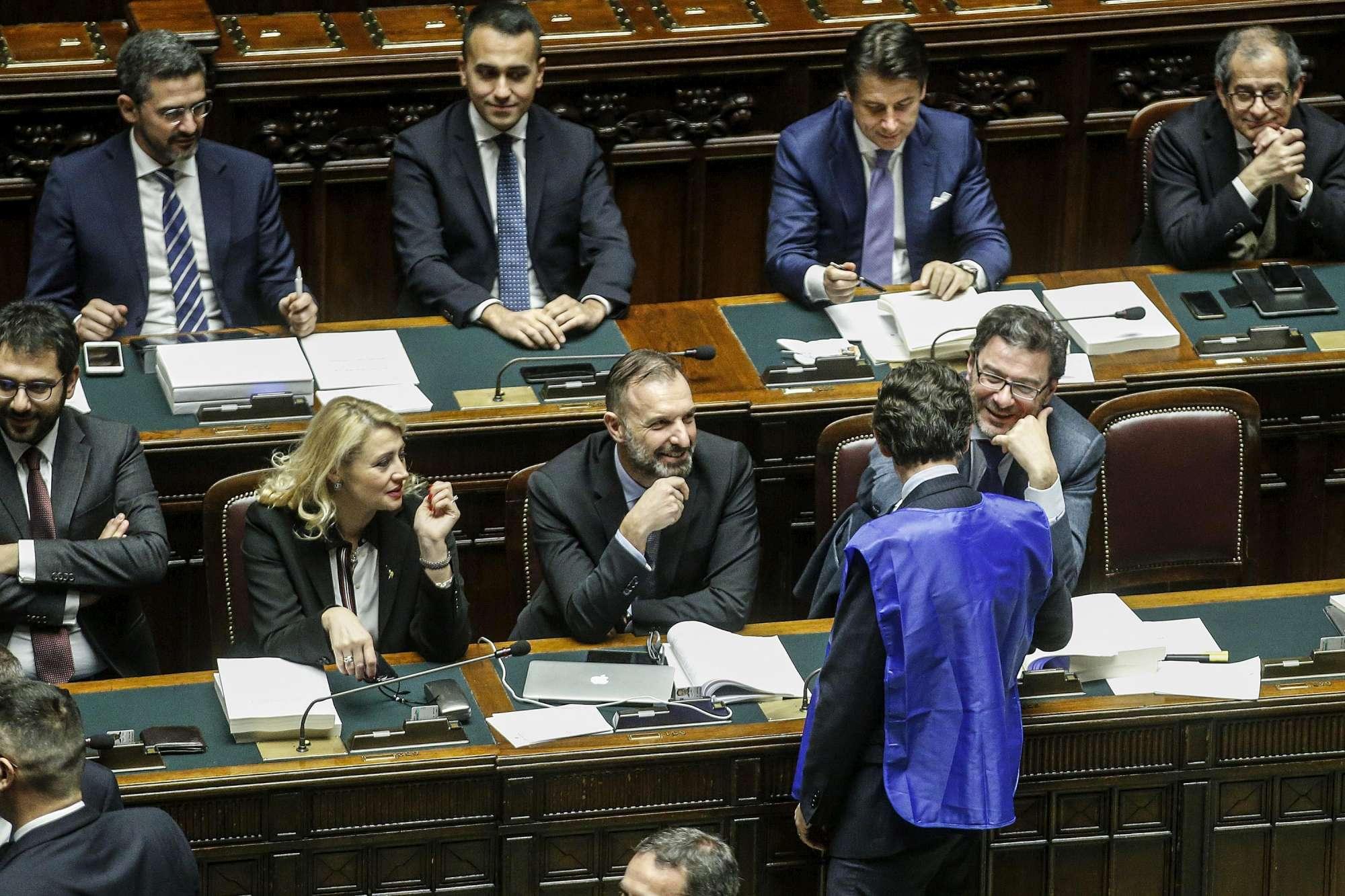 Manovra, protesta di Forza Italia alla Camera con gilet azzurri: Basta tasse