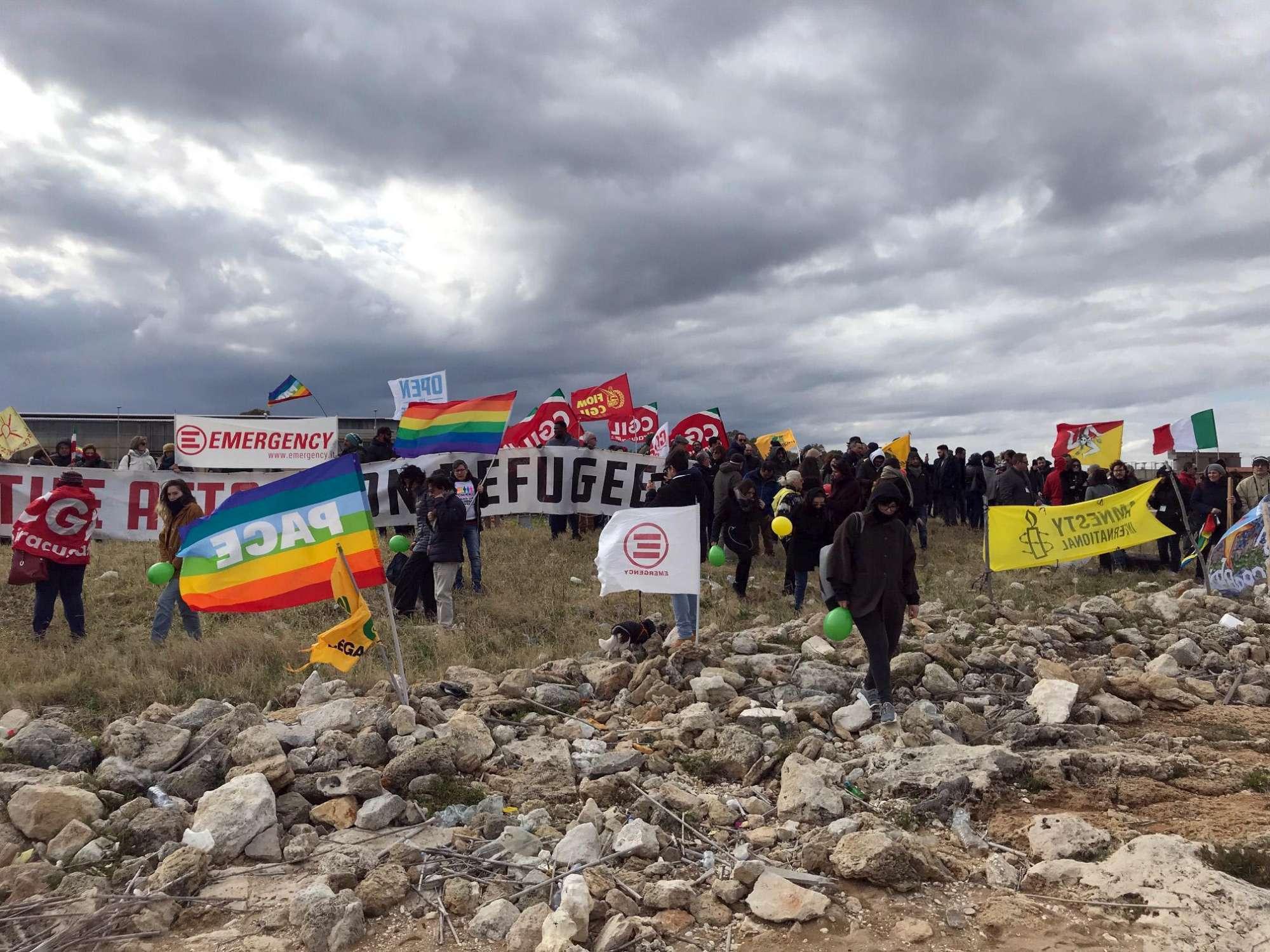 Siracusa si moblita per i migranti della Sea Watch