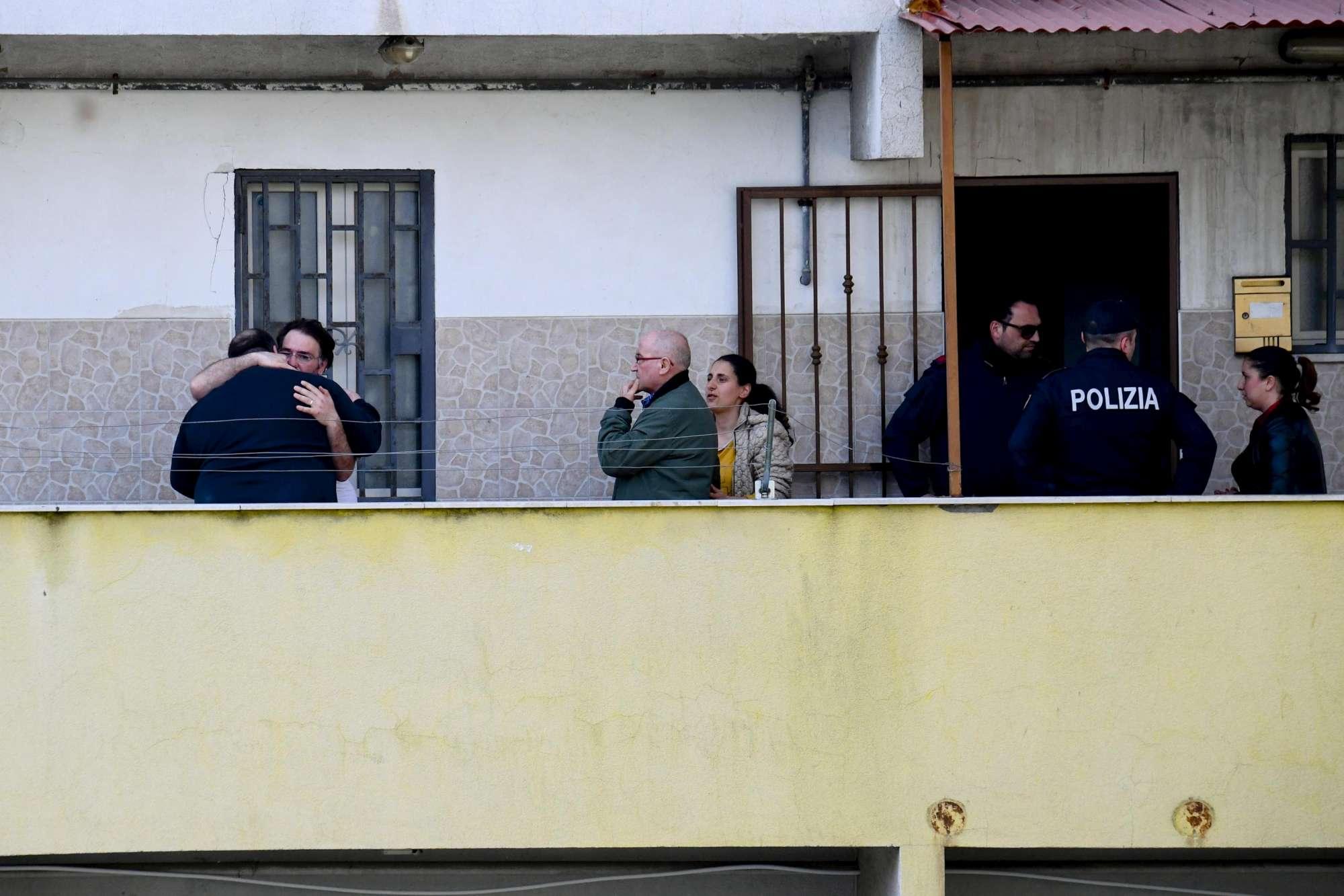 Napoli, donna uccisa a colpi di stampelle: arrestato il marito