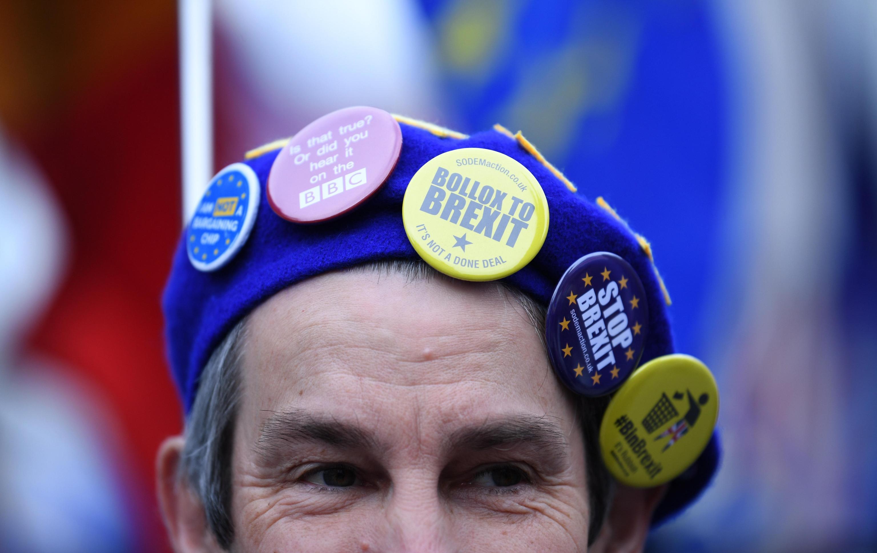 Brexit, la folla festeggia dopo il no all accordo