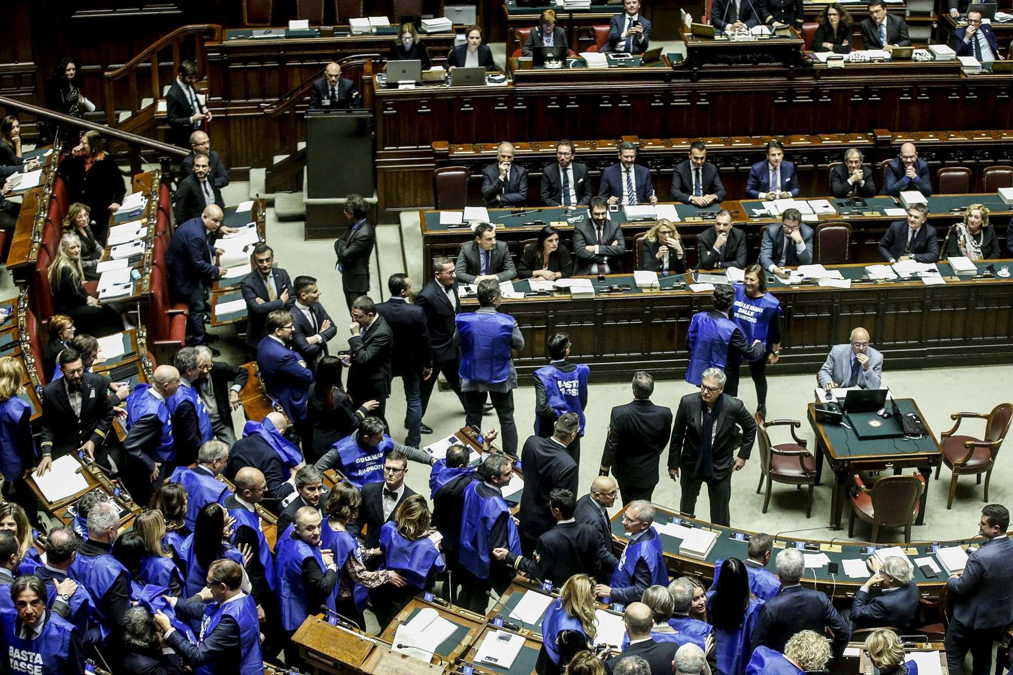Manovra, protesta di Forza Italia alla Camera con gilet azzurri: Basta tasse