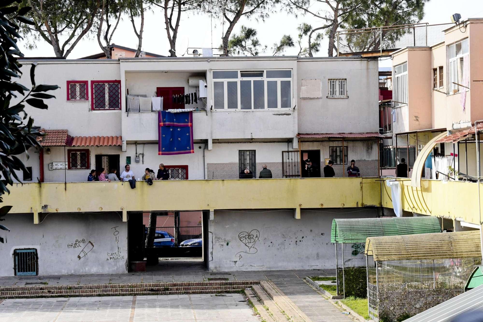 Napoli, donna uccisa a colpi di stampelle: arrestato il marito