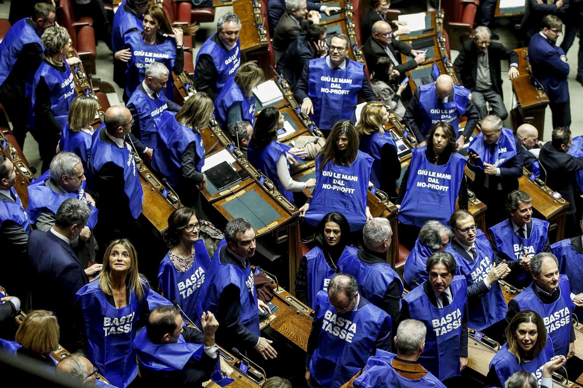 Manovra, protesta di Forza Italia alla Camera con gilet azzurri: Basta tasse