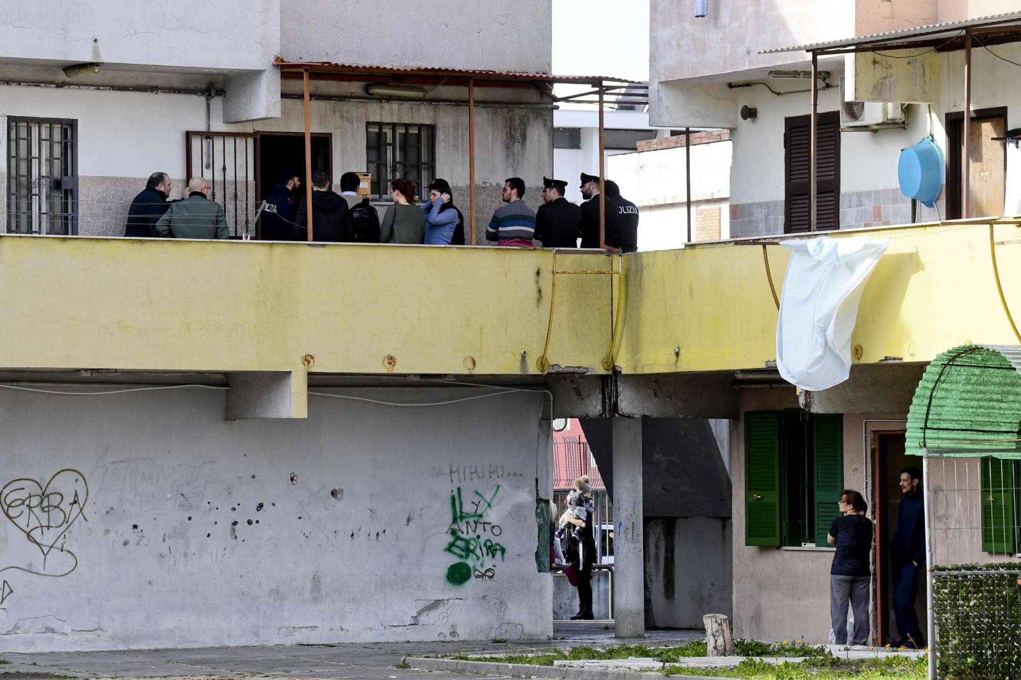 Napoli, donna uccisa a colpi di stampelle: arrestato il marito