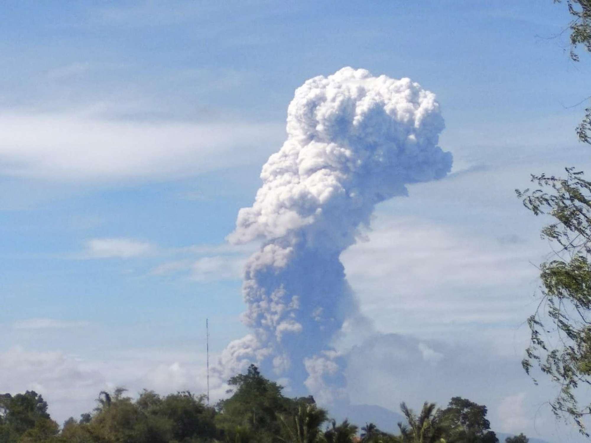 Indonesia eruzione del vulcano Soputan