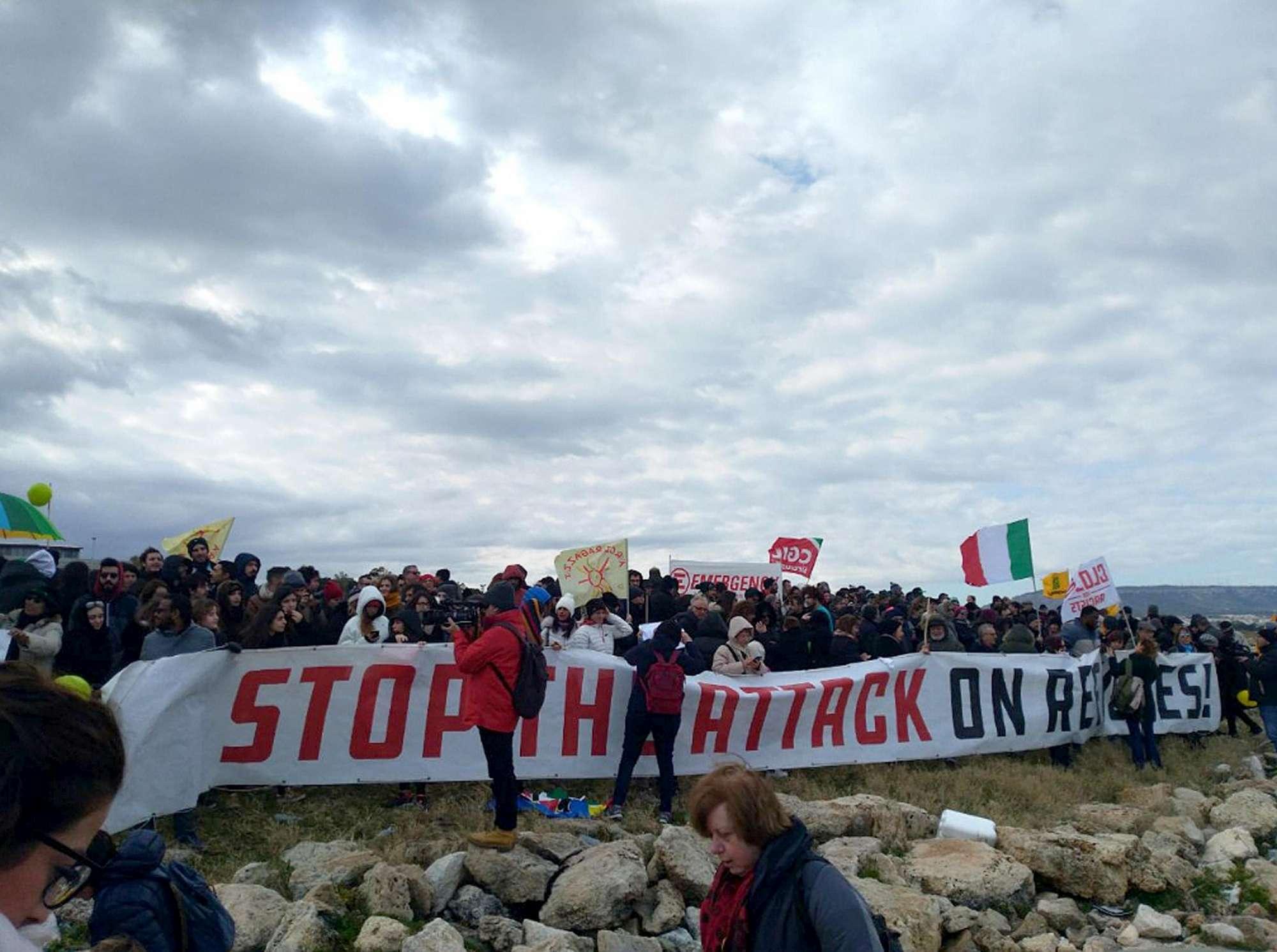 Siracusa si moblita per i migranti della Sea Watch