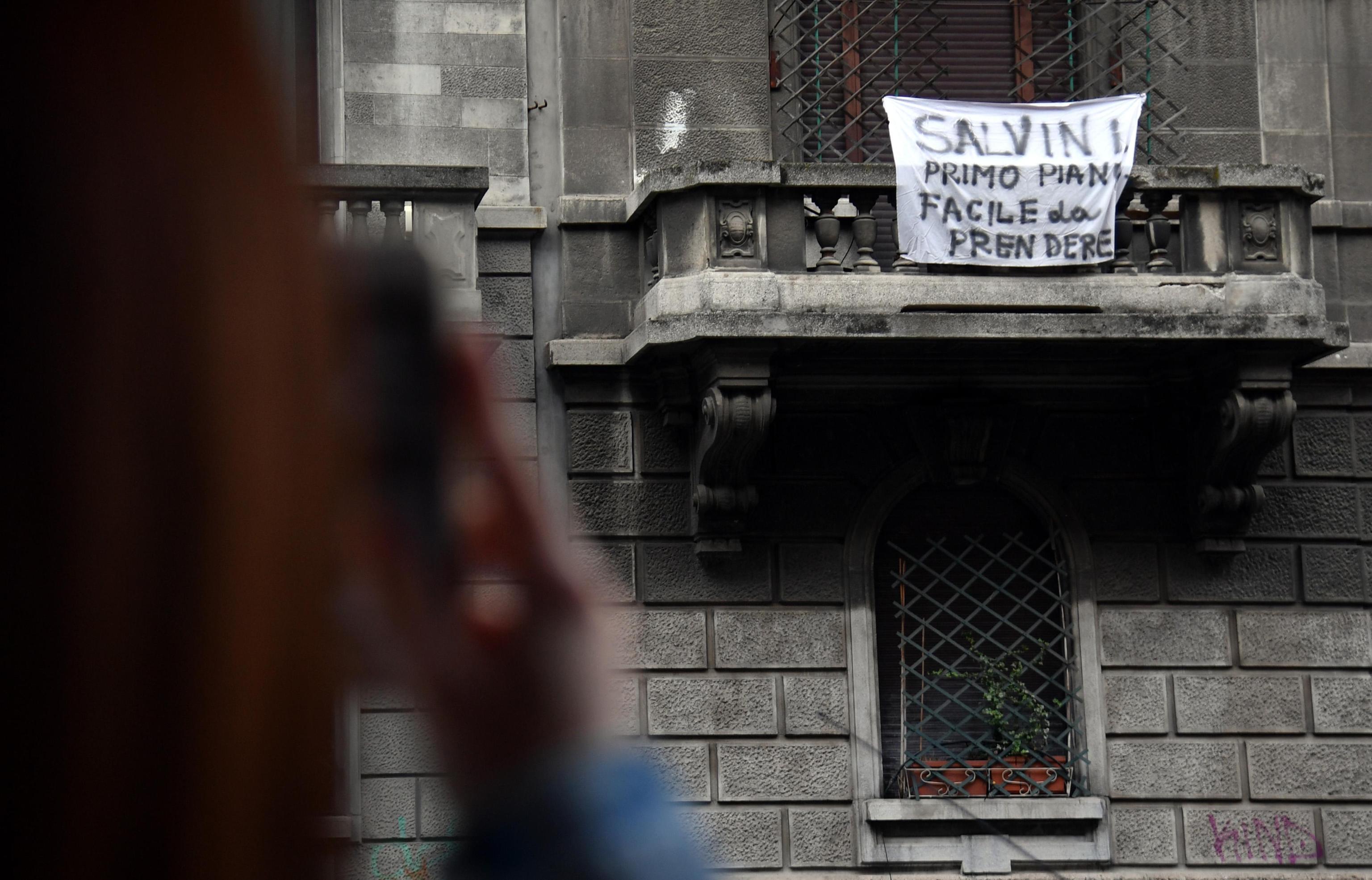 A Milano la protesta anti-Salvini monta sui balconi