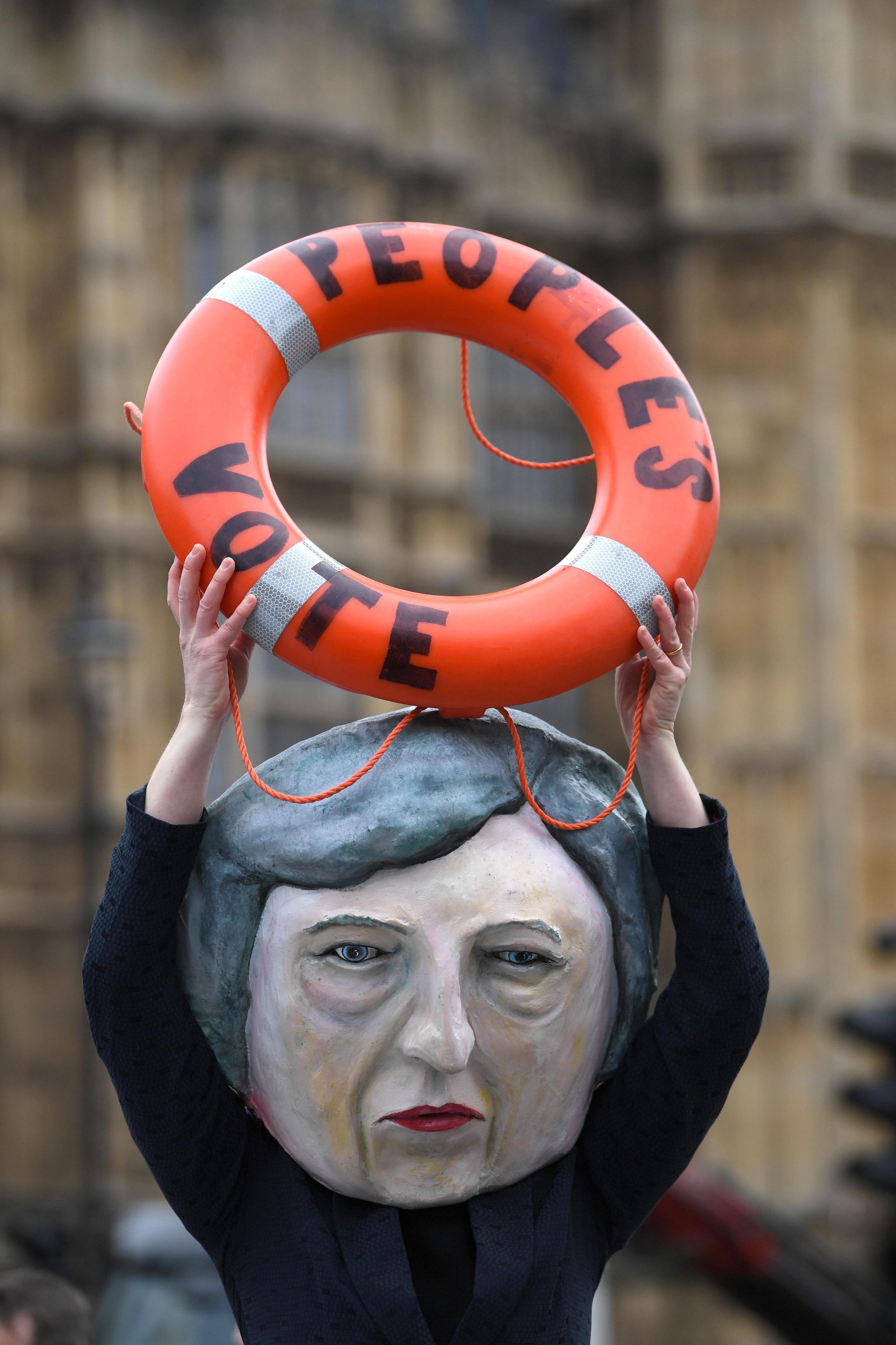 Brexit, la folla festeggia dopo il no all accordo