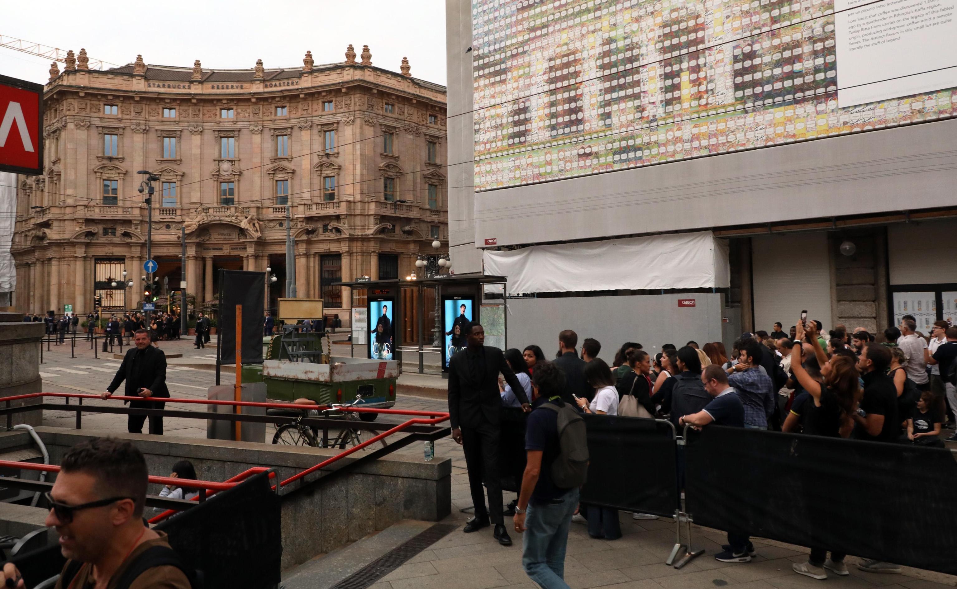 Milano, primo giorno per Starbucks: tutti in coda per il caffè