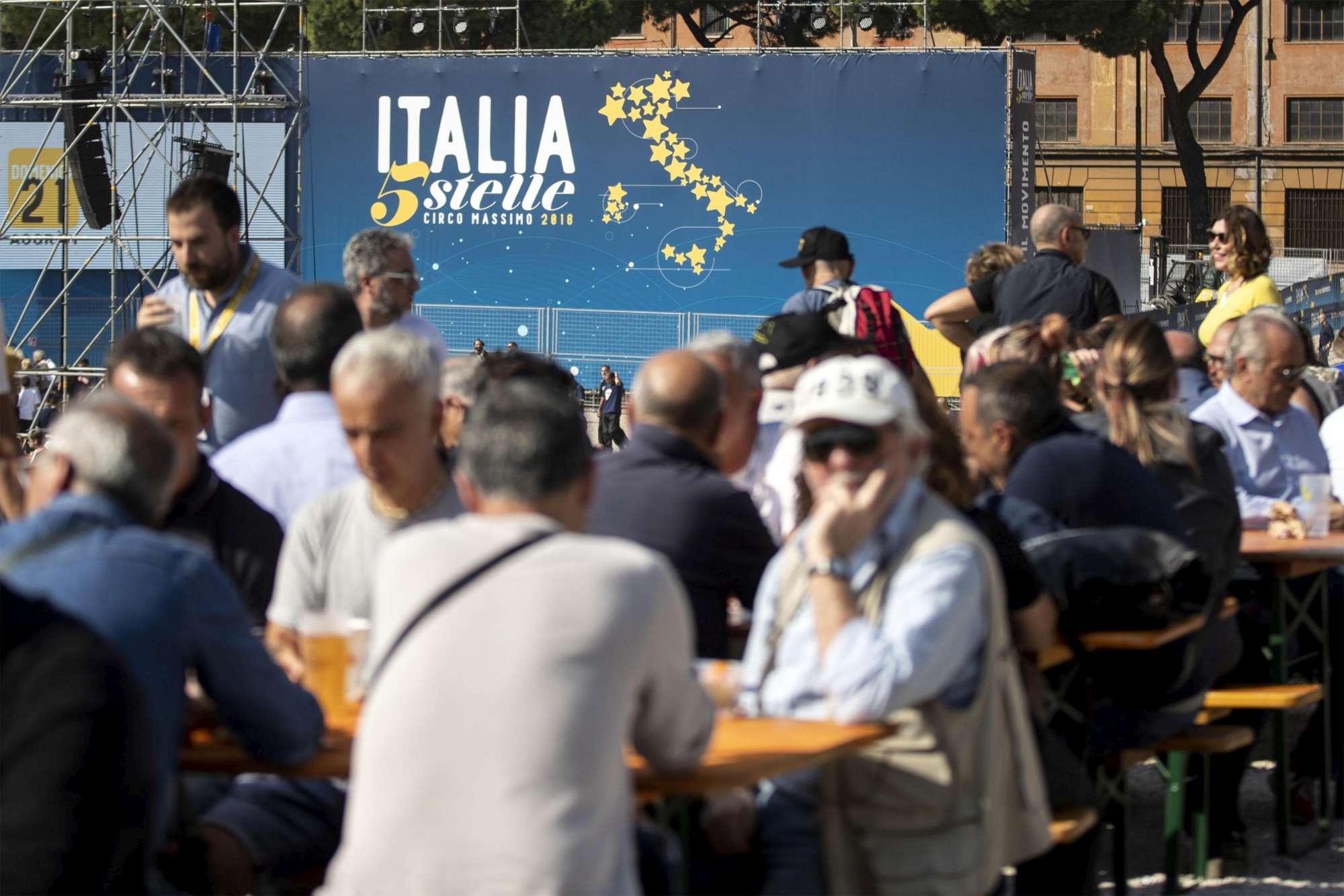 Italia 5 Stelle: sul palco Conte, Casaleggio e Grillo