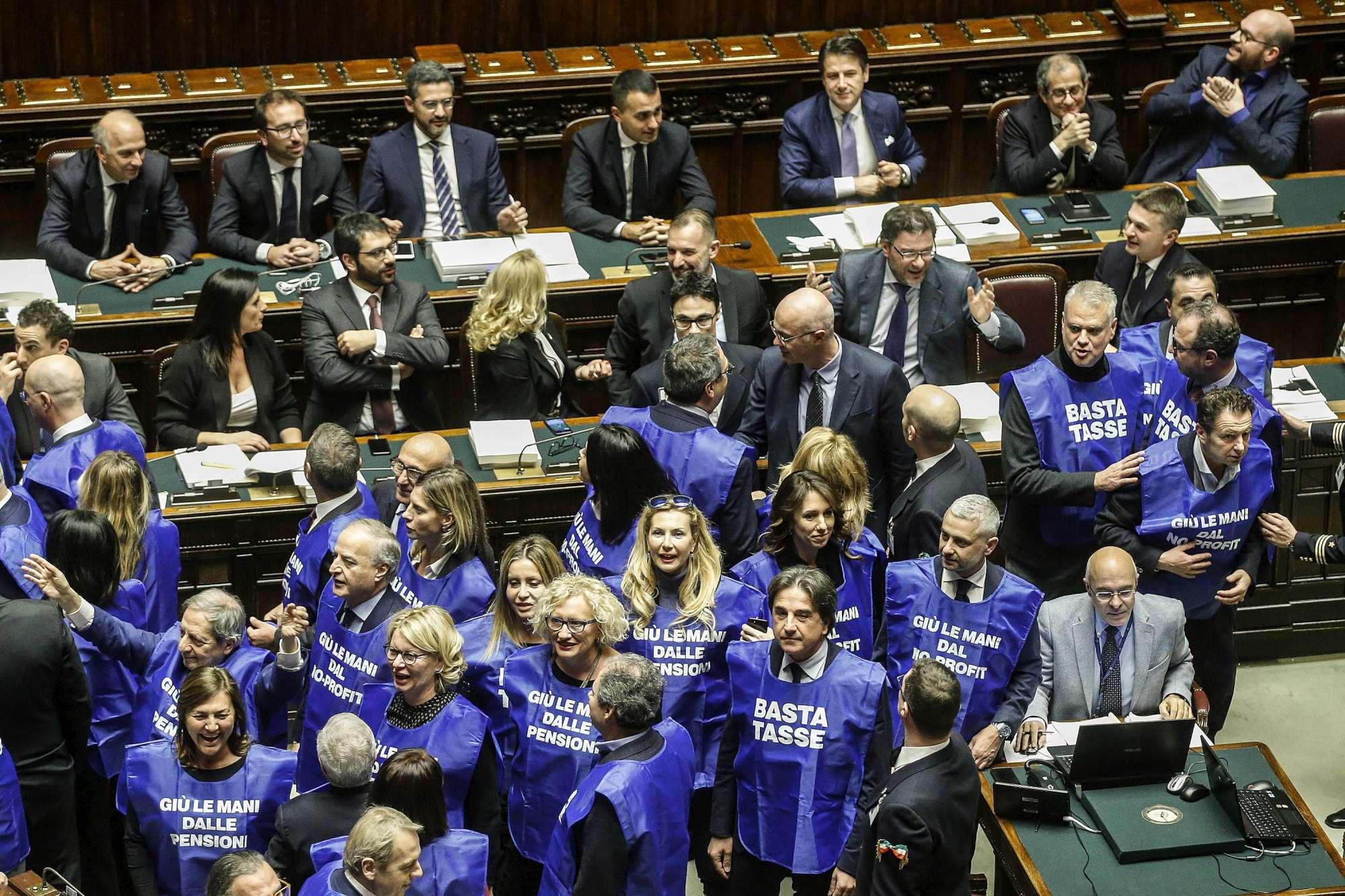 Manovra, protesta di Forza Italia alla Camera con gilet azzurri: Basta tasse