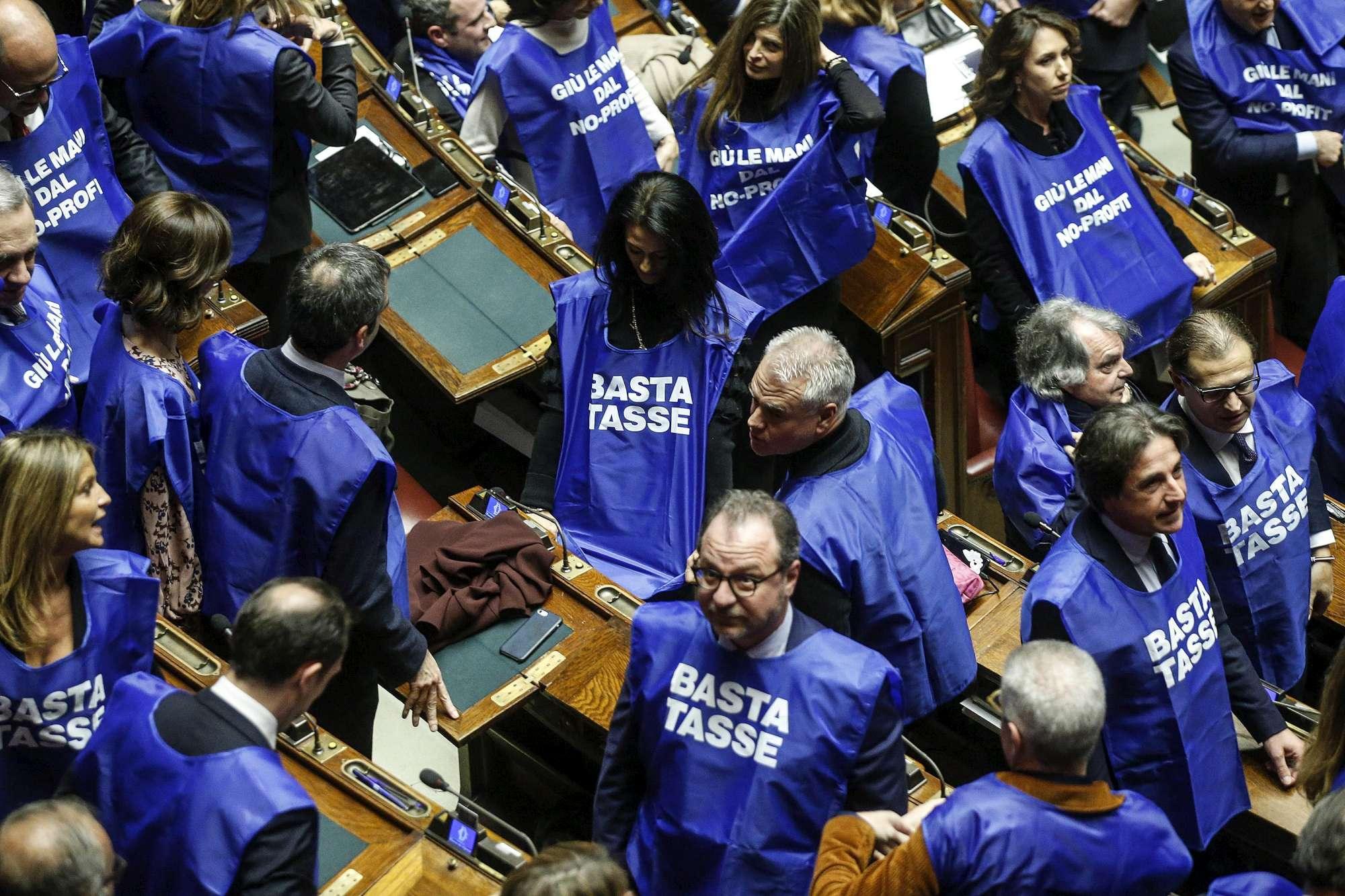 Manovra, protesta di Forza Italia alla Camera con gilet azzurri: Basta tasse