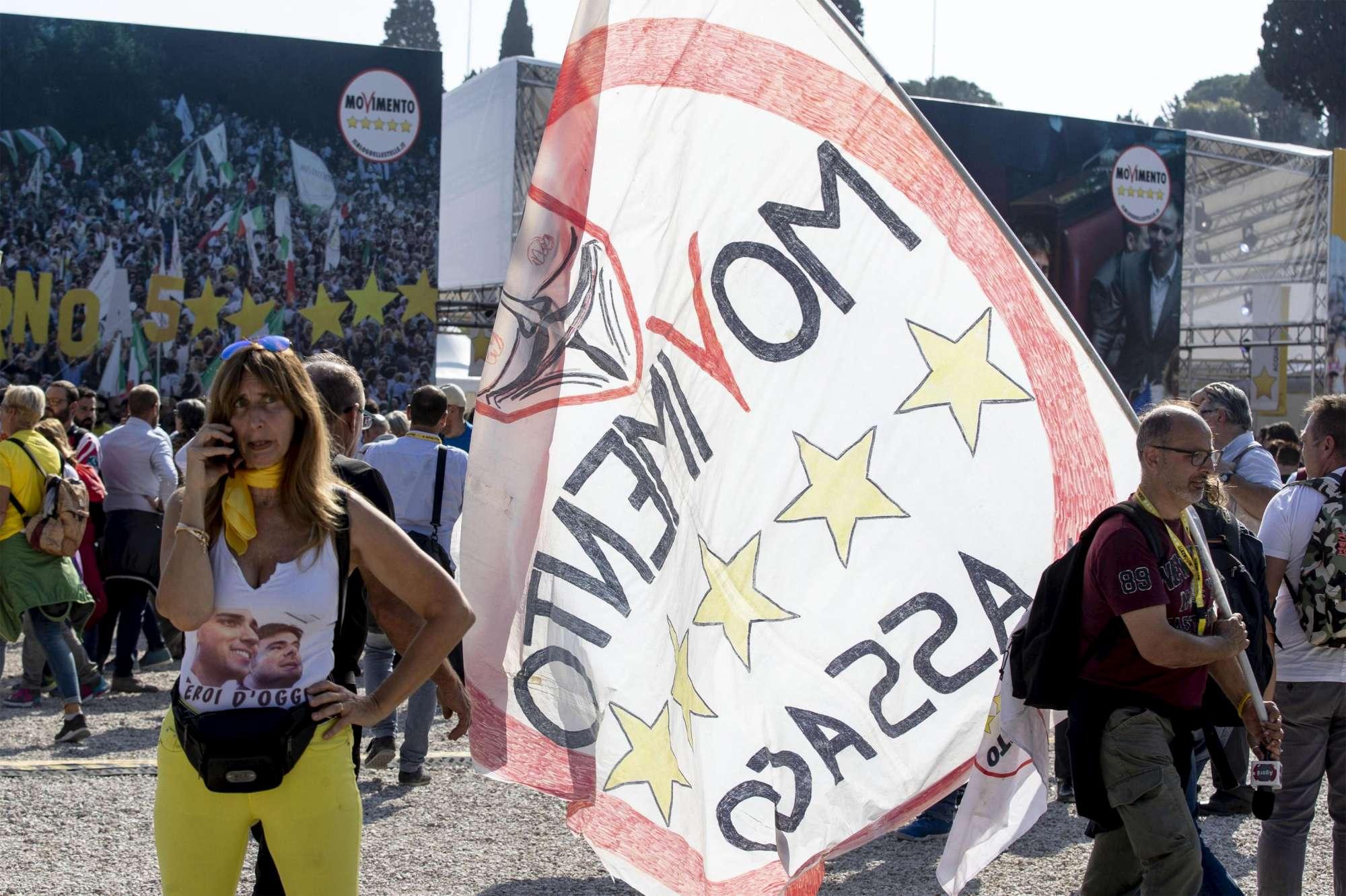 Italia 5 Stelle: sul palco Conte, Casaleggio e Grillo