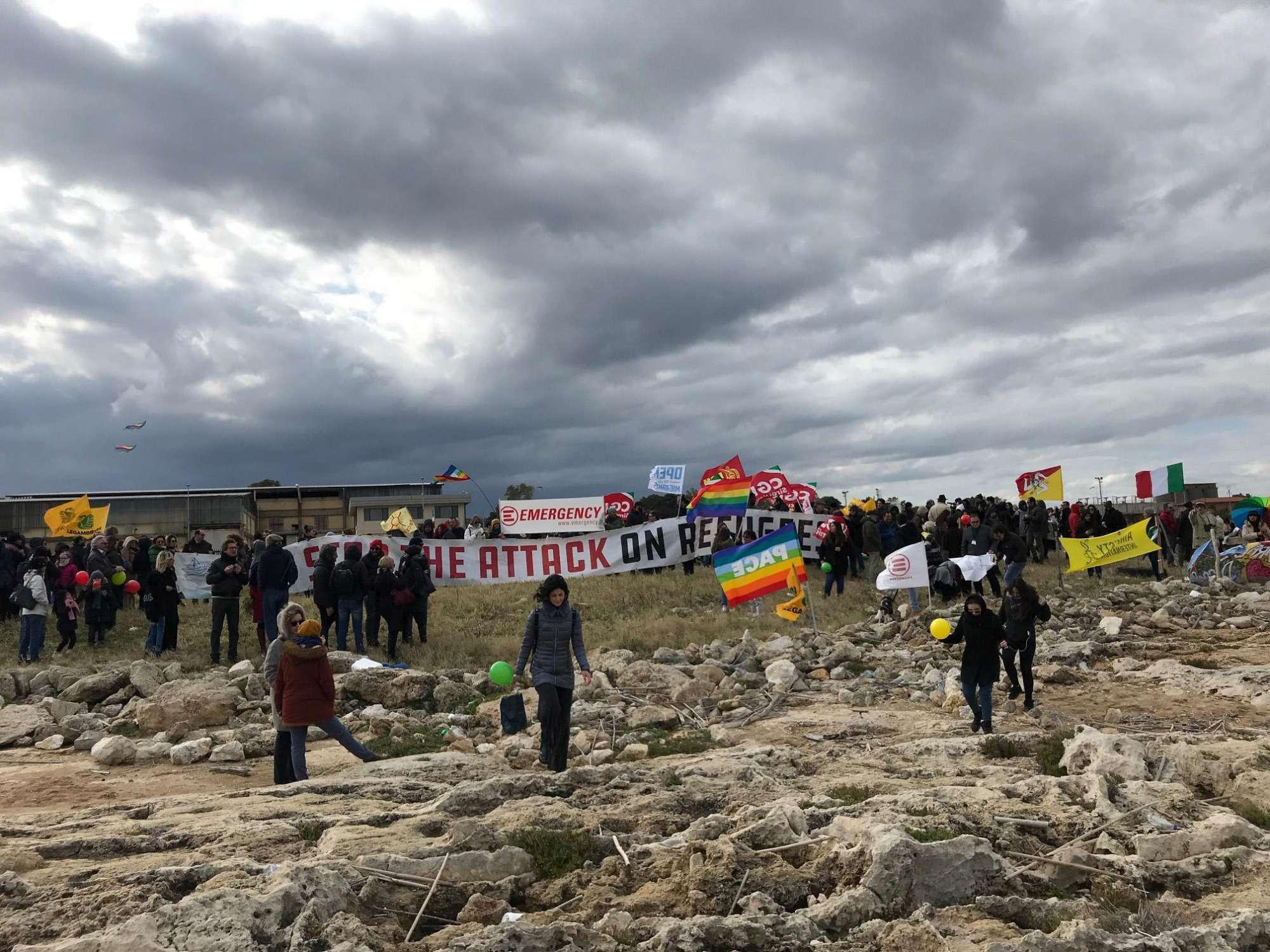 Siracusa si moblita per i migranti della Sea Watch