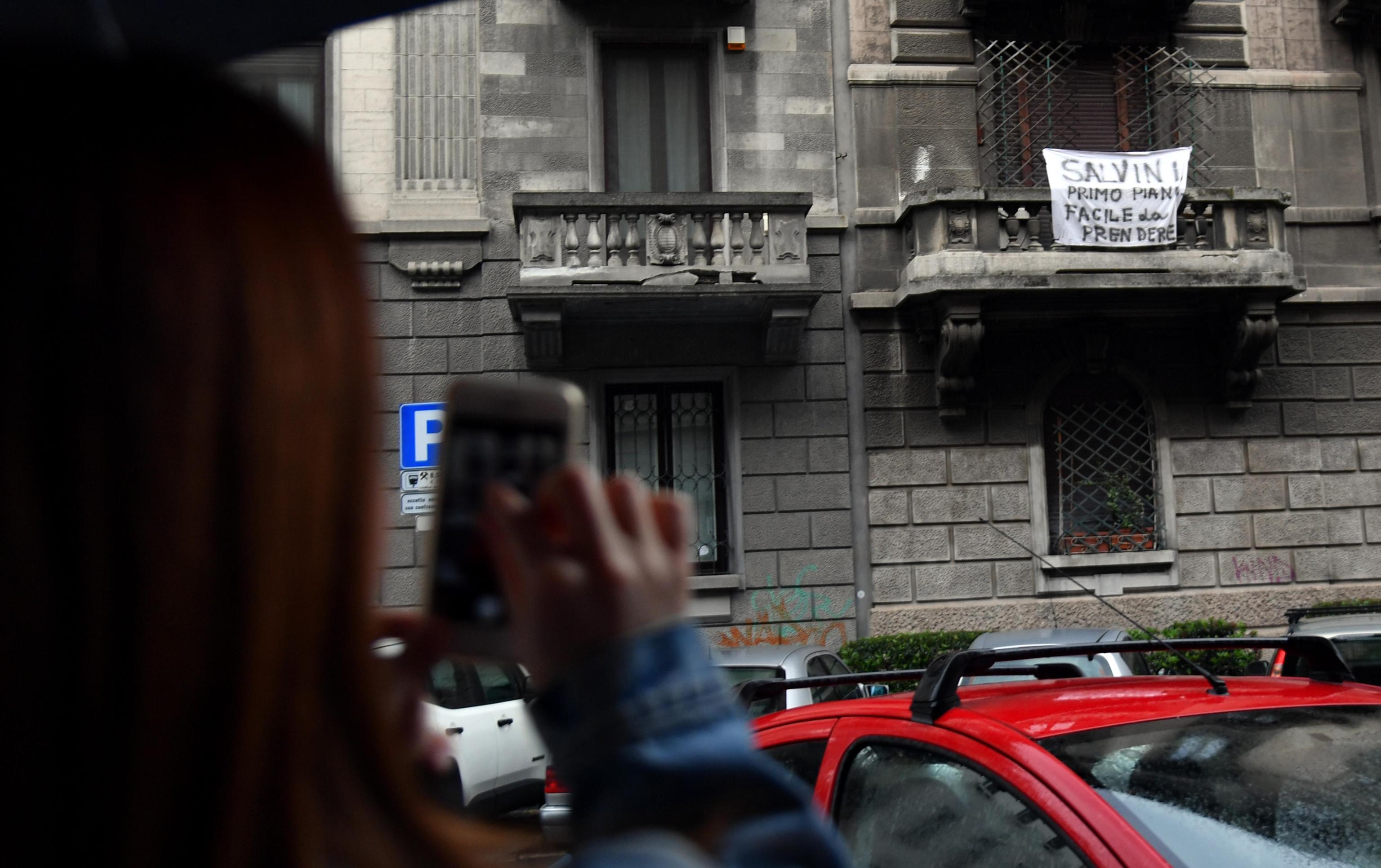 A Milano la protesta anti-Salvini monta sui balconi