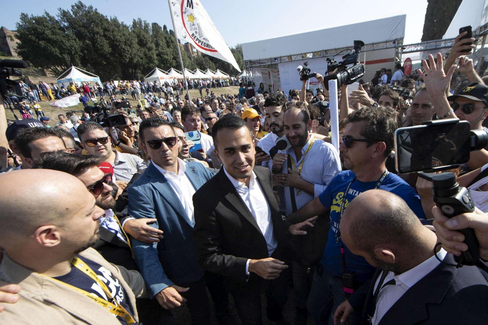 Italia 5 Stelle: sul palco Conte, Casaleggio e Grillo