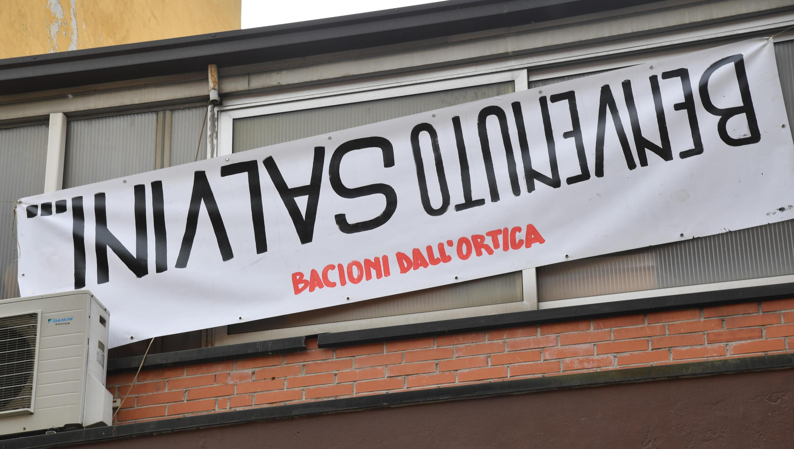 A Milano la protesta anti-Salvini monta sui balconi