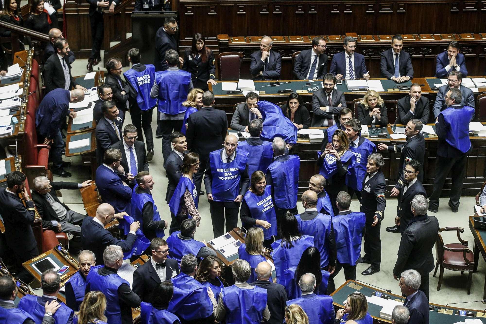 Manovra, protesta di Forza Italia alla Camera con gilet azzurri: Basta tasse