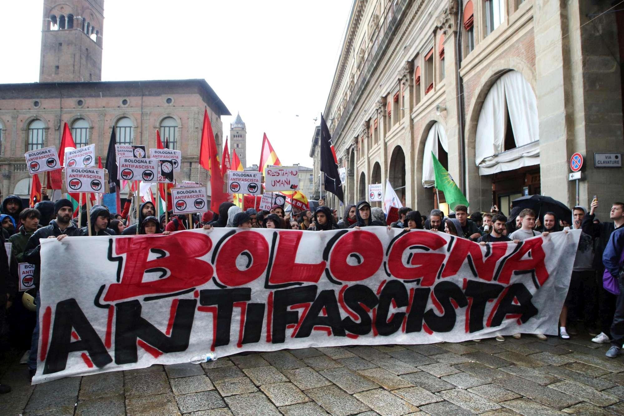 Scontri collettivi-polizia per comizio Fn a Bologna
