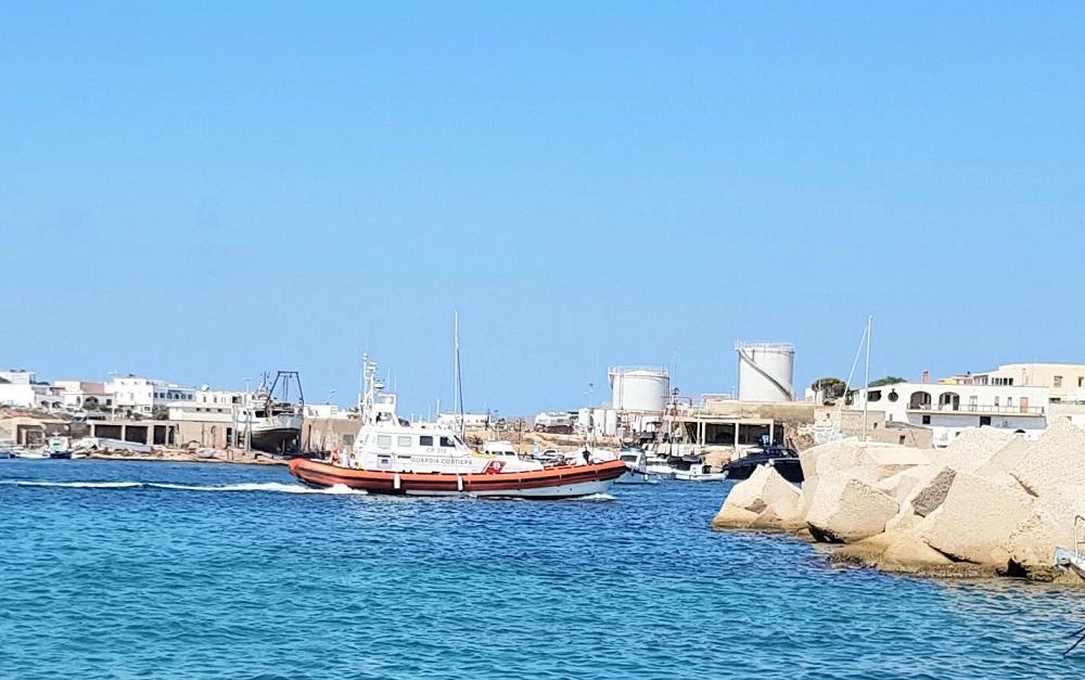 Open Arms, diversi naufraghi si gettano in mare per raggiungere la costa