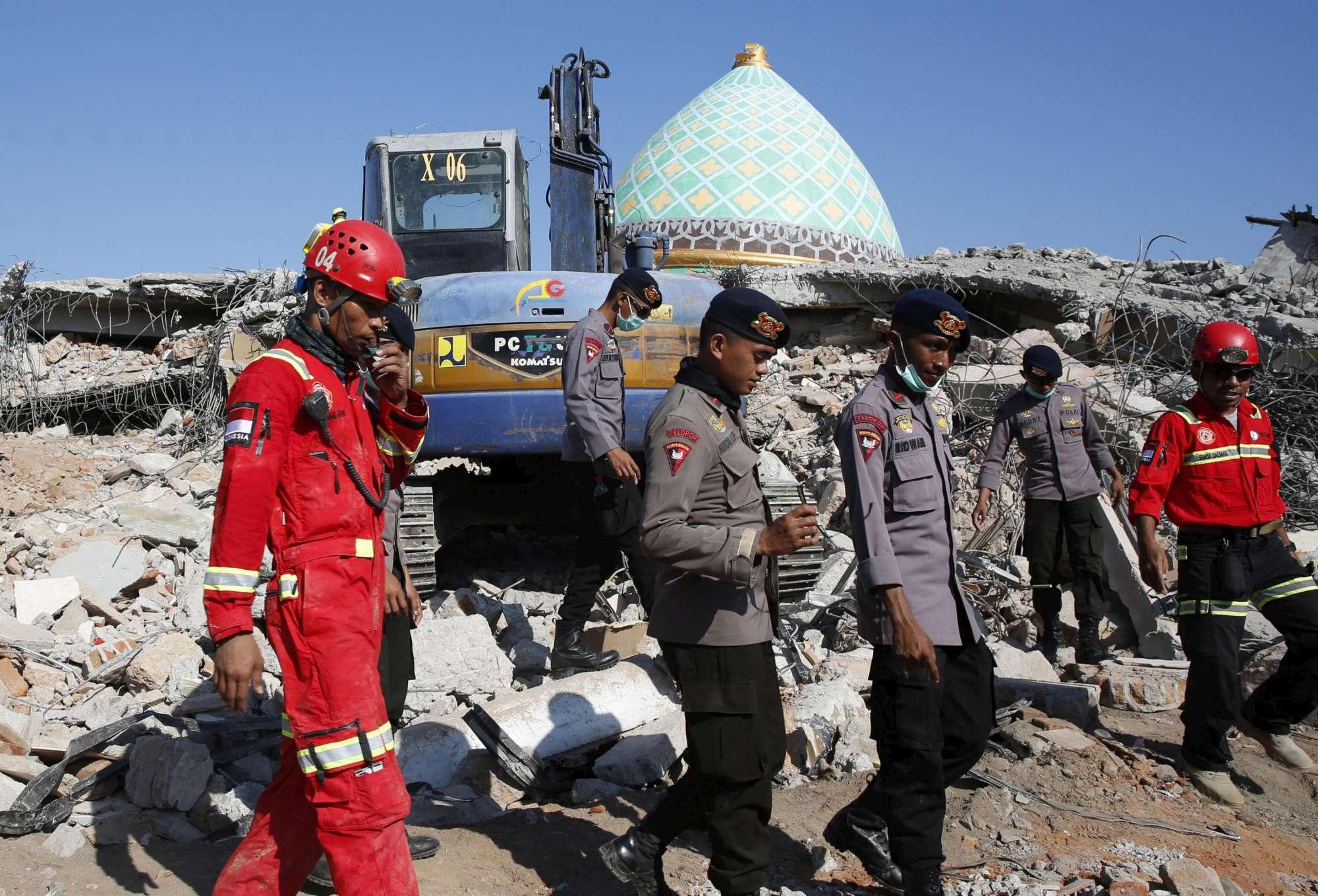 Indonesia la terra continua a tremare