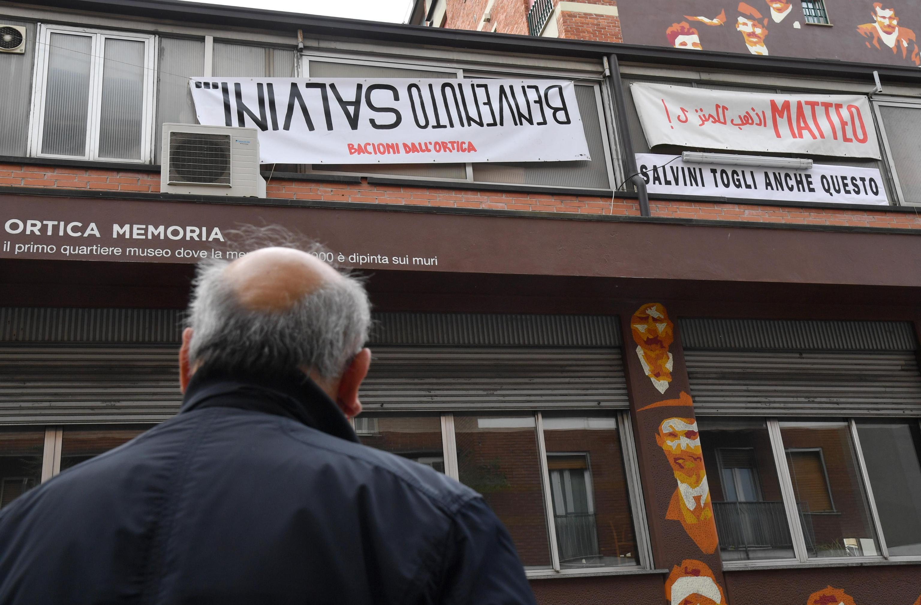 A Milano la protesta anti-Salvini monta sui balconi