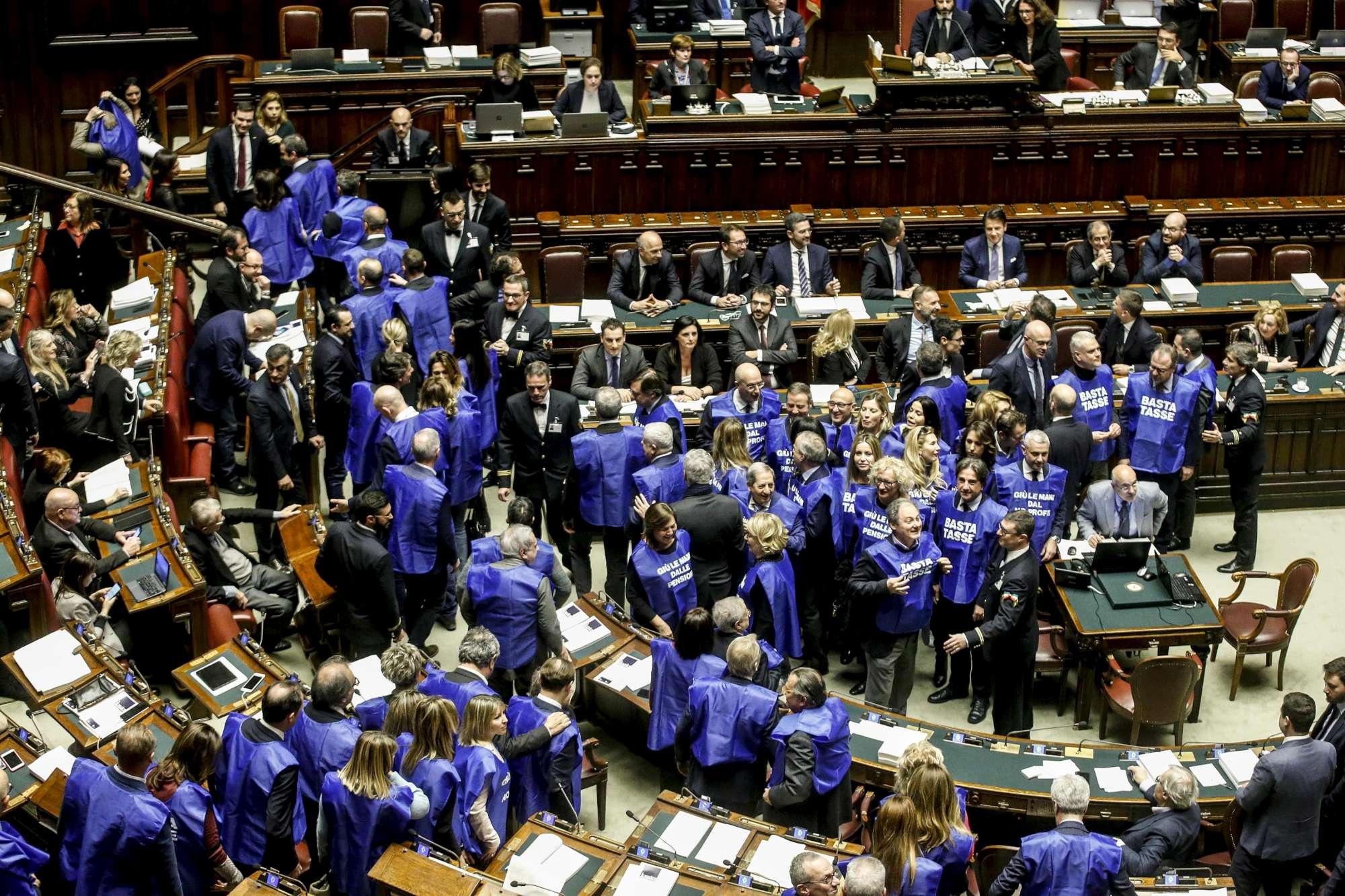 Manovra, protesta di Forza Italia alla Camera con gilet azzurri: Basta tasse