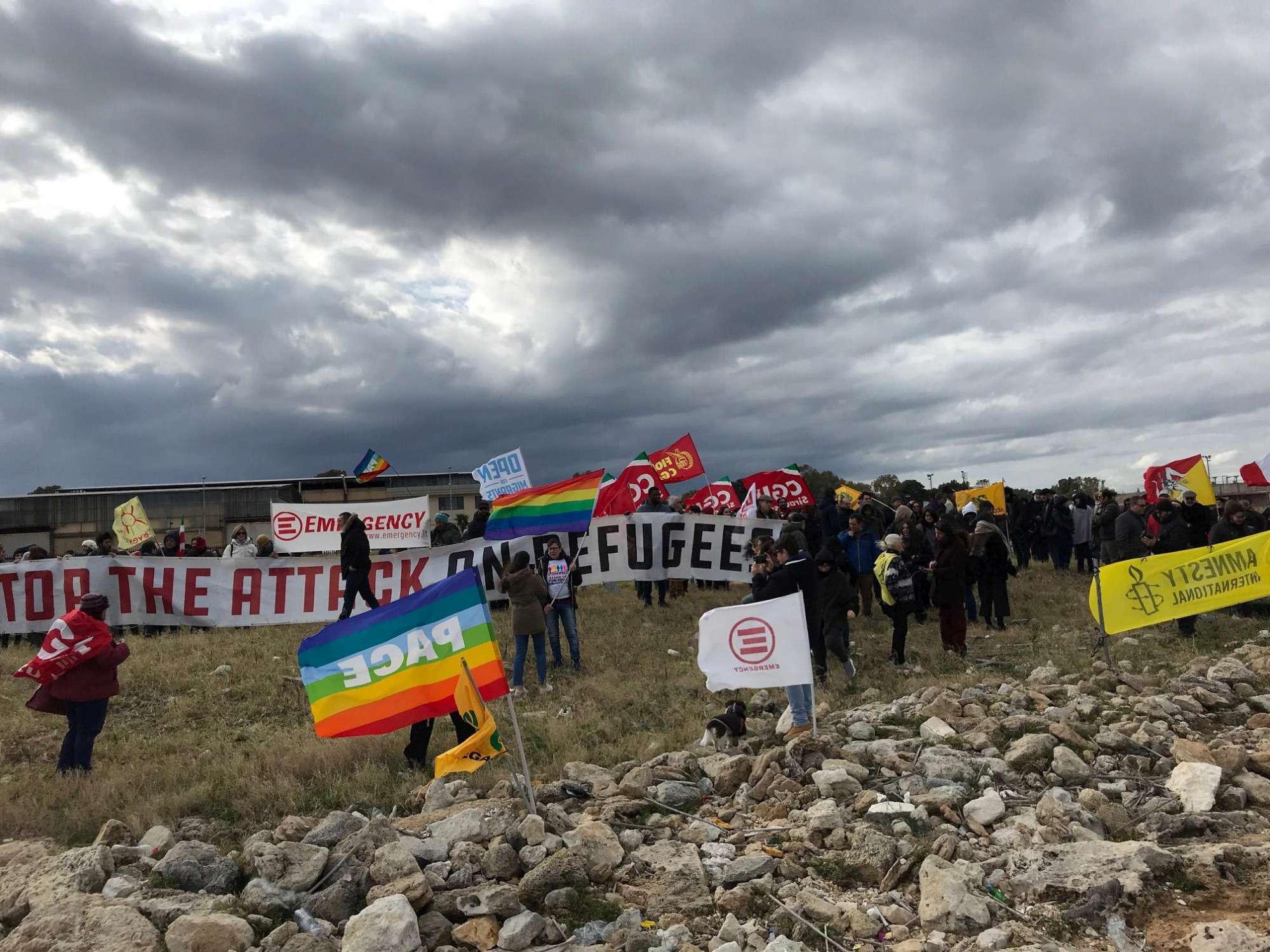 Siracusa si moblita per i migranti della Sea Watch