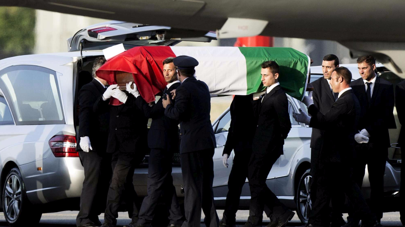 Ciampino, il dolore dei familiari delle vittime italiane della strage di Dacca