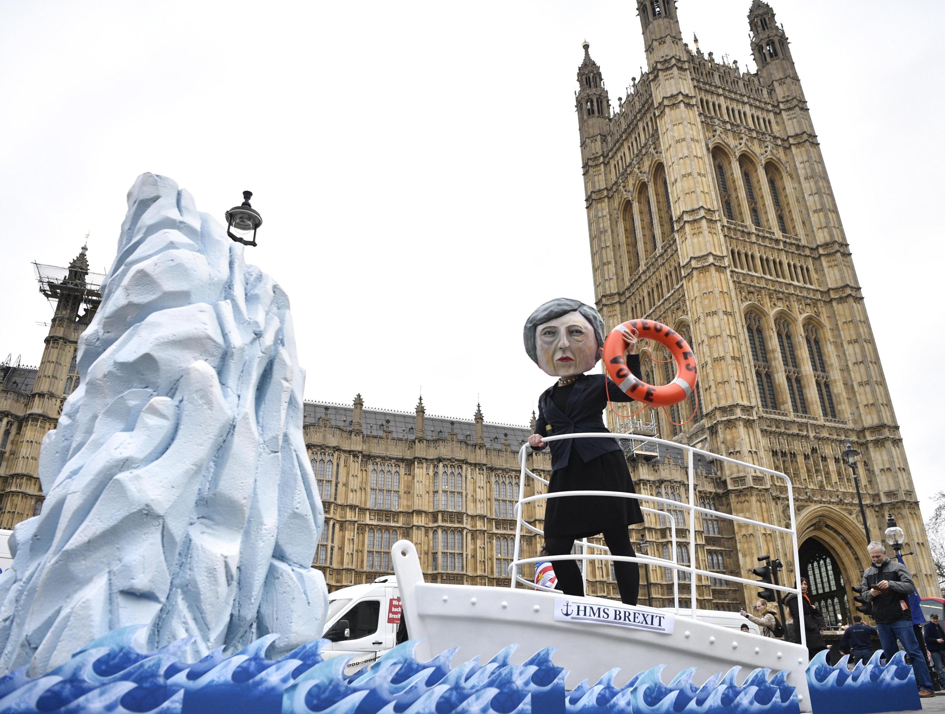 Brexit, la folla festeggia dopo il no all accordo