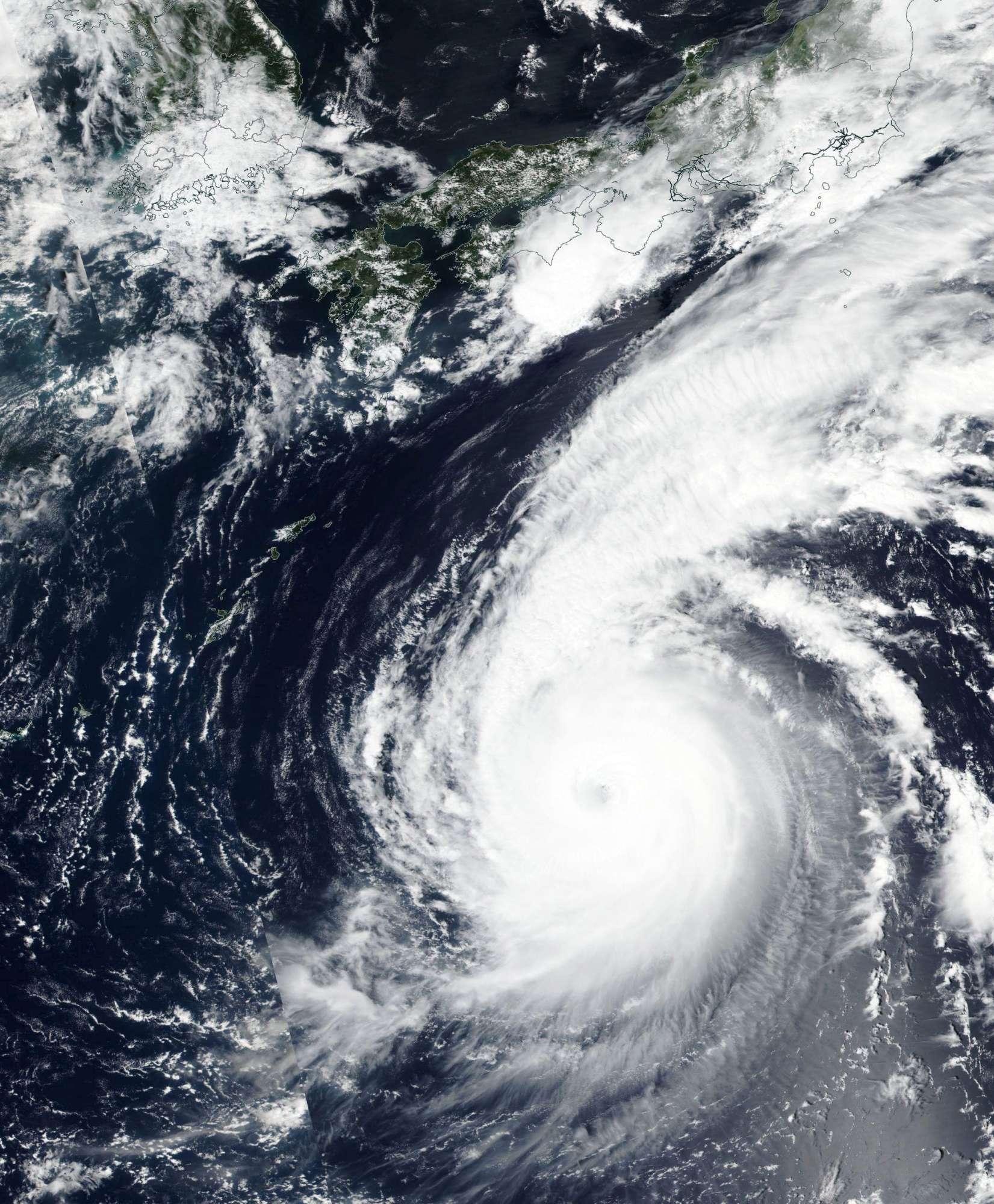 Giappone, la furia del tifone Jebi, ecco le immagini più impressionanti Giappone, la furia del tifone Jebi, ecco le immagini più impressionanti